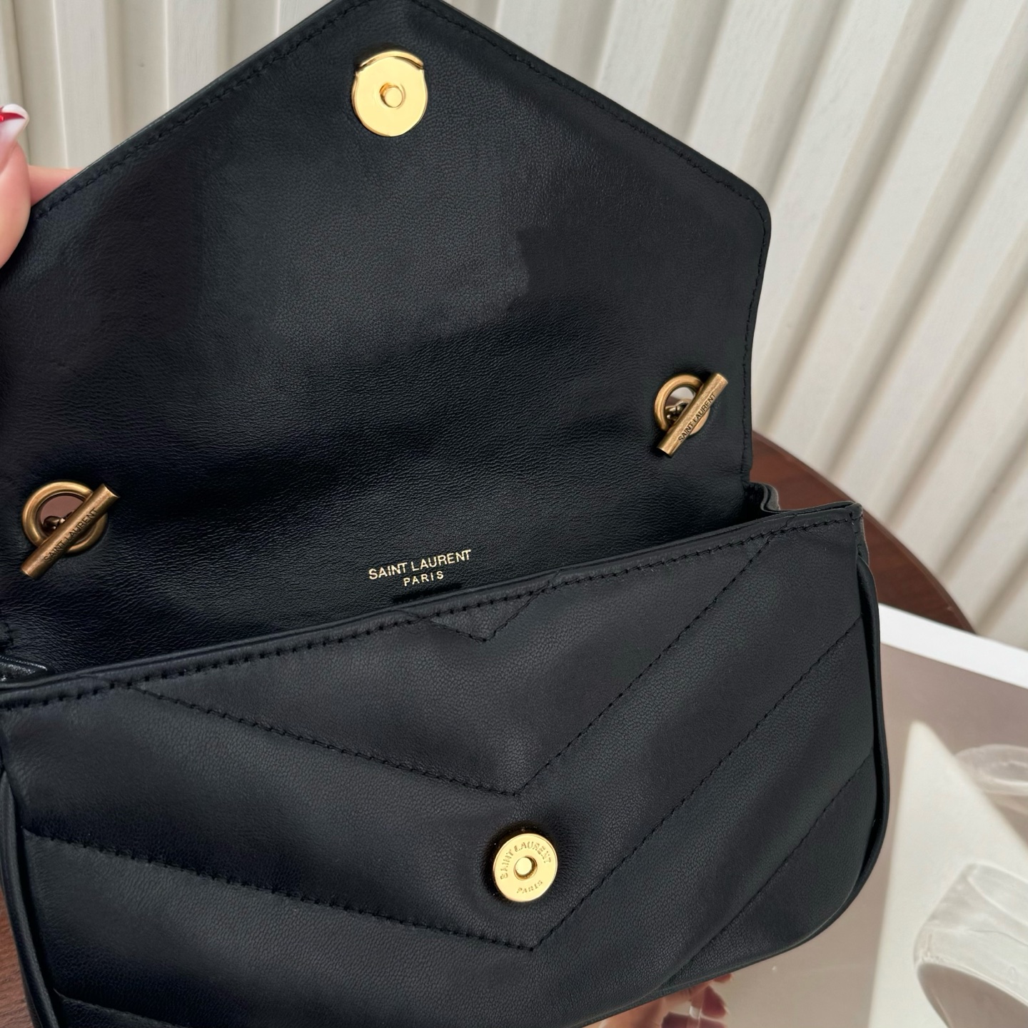 全套包装！LouLou新款羊皮邮差包，延续经典之作，质感细腻高级，V型绗缝设计简约，整个包格外精致。搭配