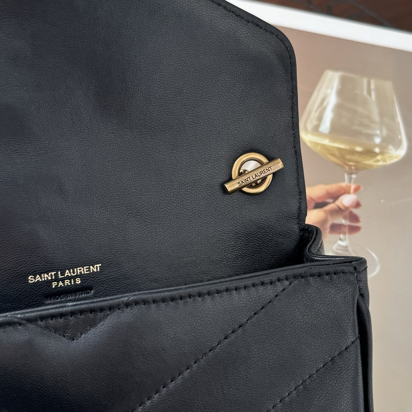 全套包装！LouLou新款羊皮邮差包，延续经典之作，质感细腻高级，V型绗缝设计简约，整个包格外精致。搭配