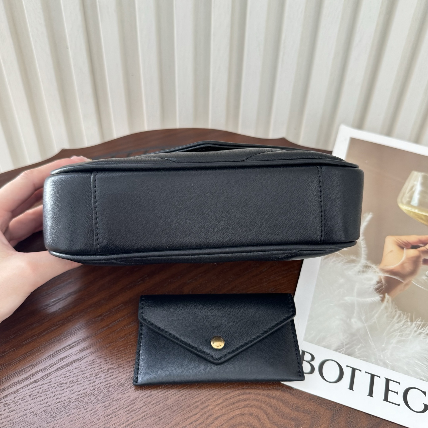 全套包装！LouLou新款羊皮邮差包，延续经典之作，质感细腻高级，V型绗缝设计简约，整个包格外精致。搭配