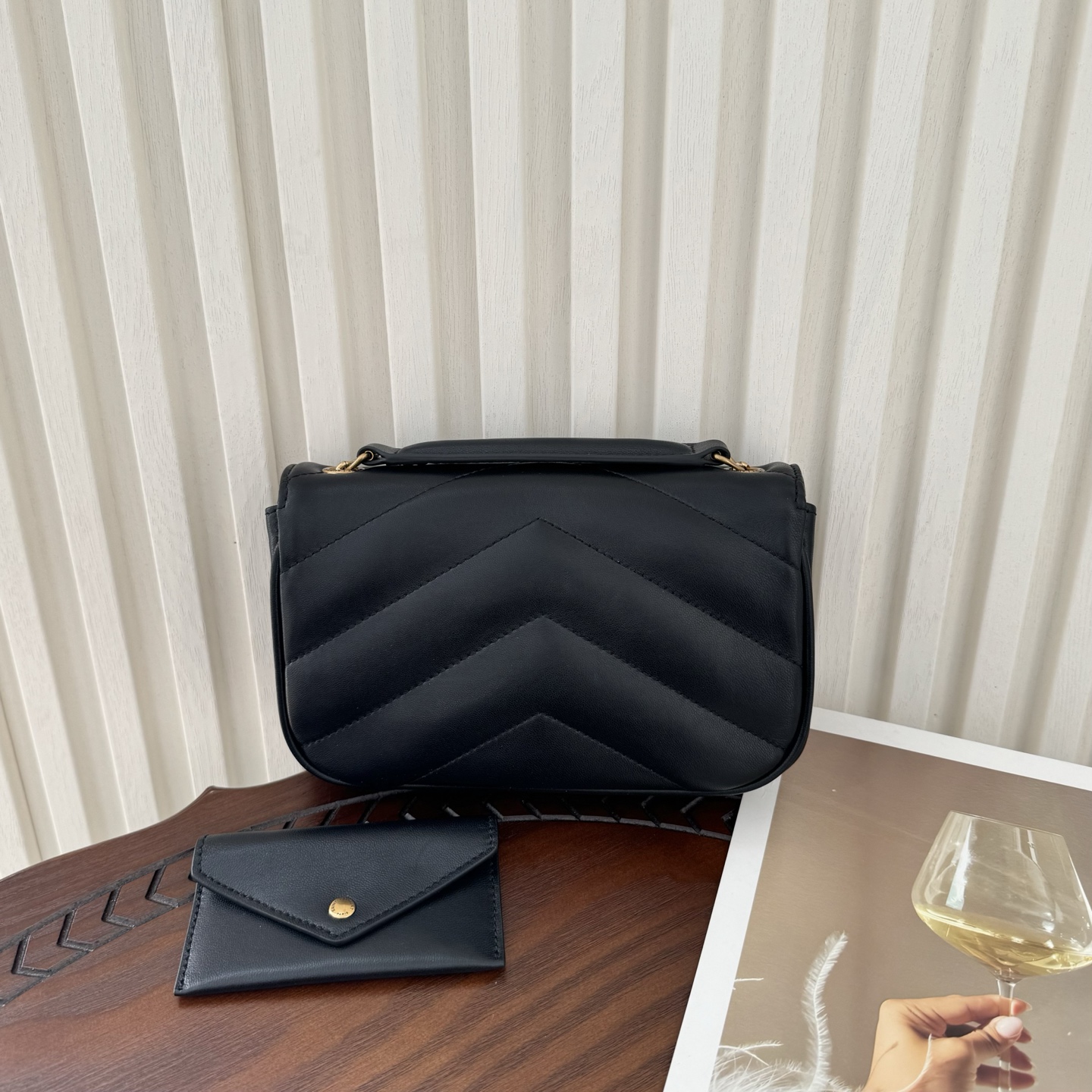 全套包装！LouLou新款羊皮邮差包，延续经典之作，质感细腻高级，V型绗缝设计简约，整个包格外精致。搭配