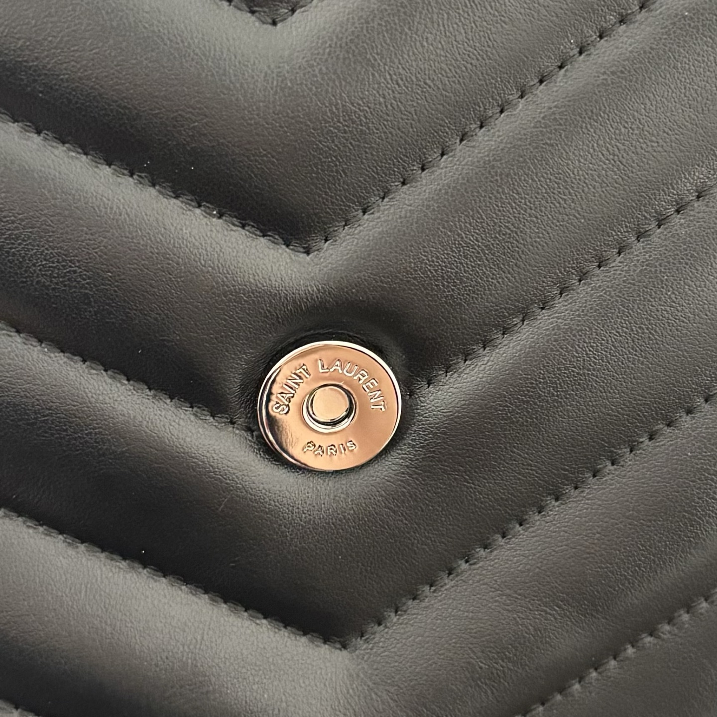 全套包装！LouLou中号Y字形拼接牛皮邮差包，包型饱满细腻有立体感，休闲时尚搭配尽显高端大气，内里分布