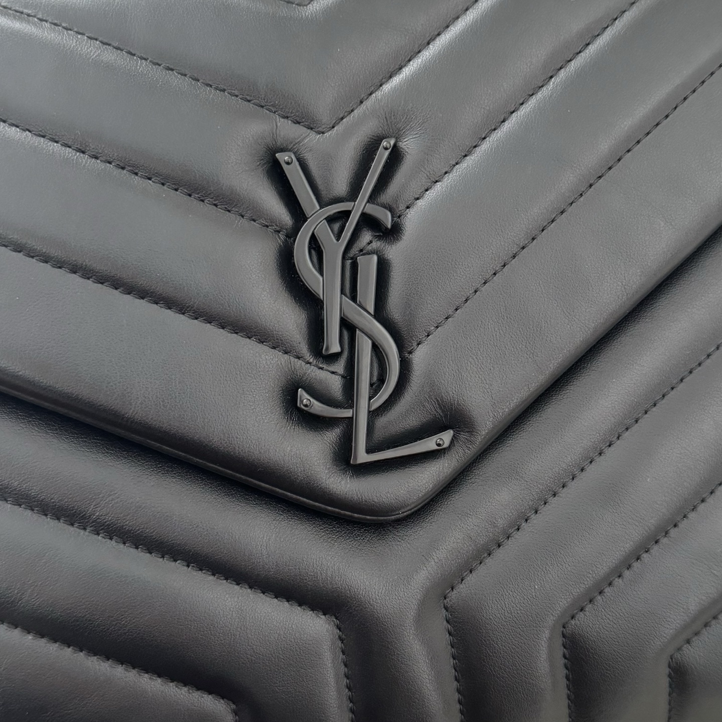 全套包装！LouLou中号Y字形拼接牛皮邮差包，包型饱满细腻有立体感，休闲时尚搭配尽显高端大气，内里分布