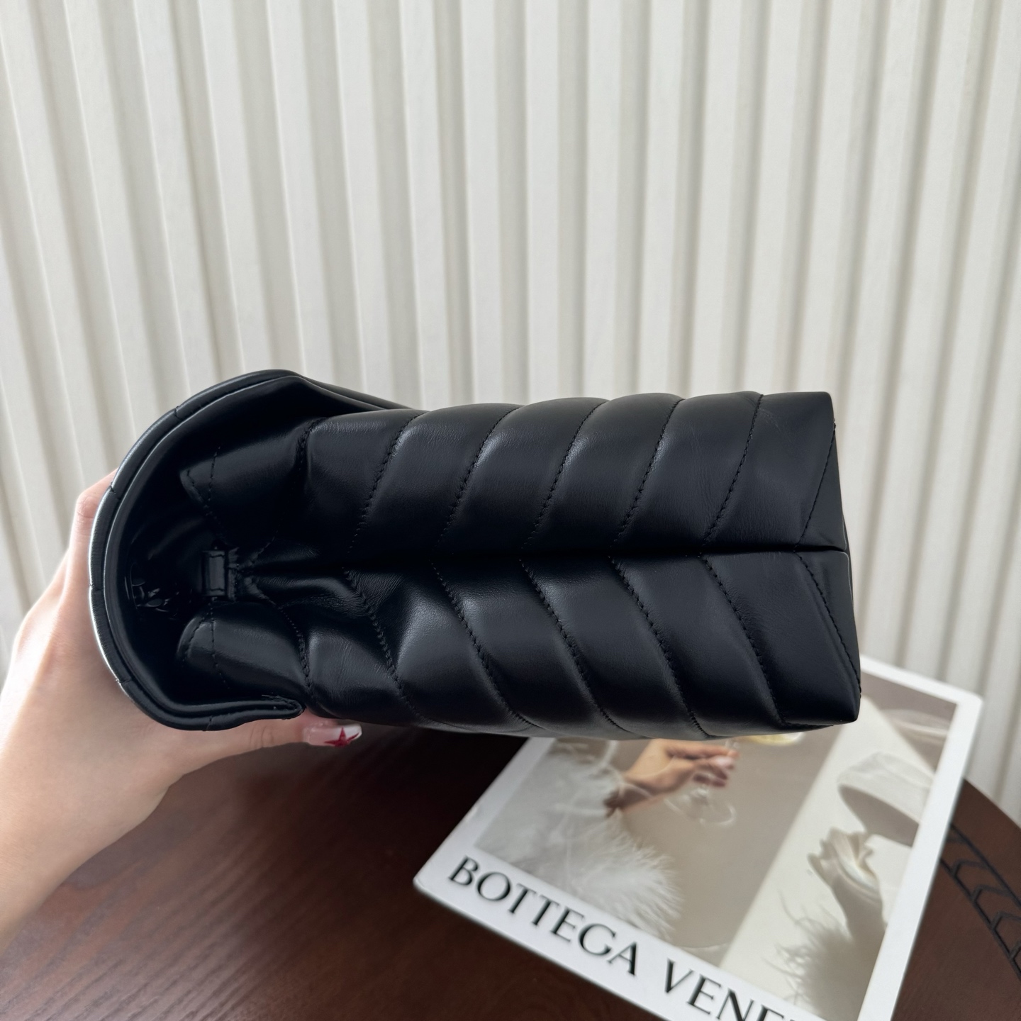 全套包装！LouLou中号Y字形拼接牛皮邮差包，包型饱满细腻有立体感，休闲时尚搭配尽显高端大气，内里分布