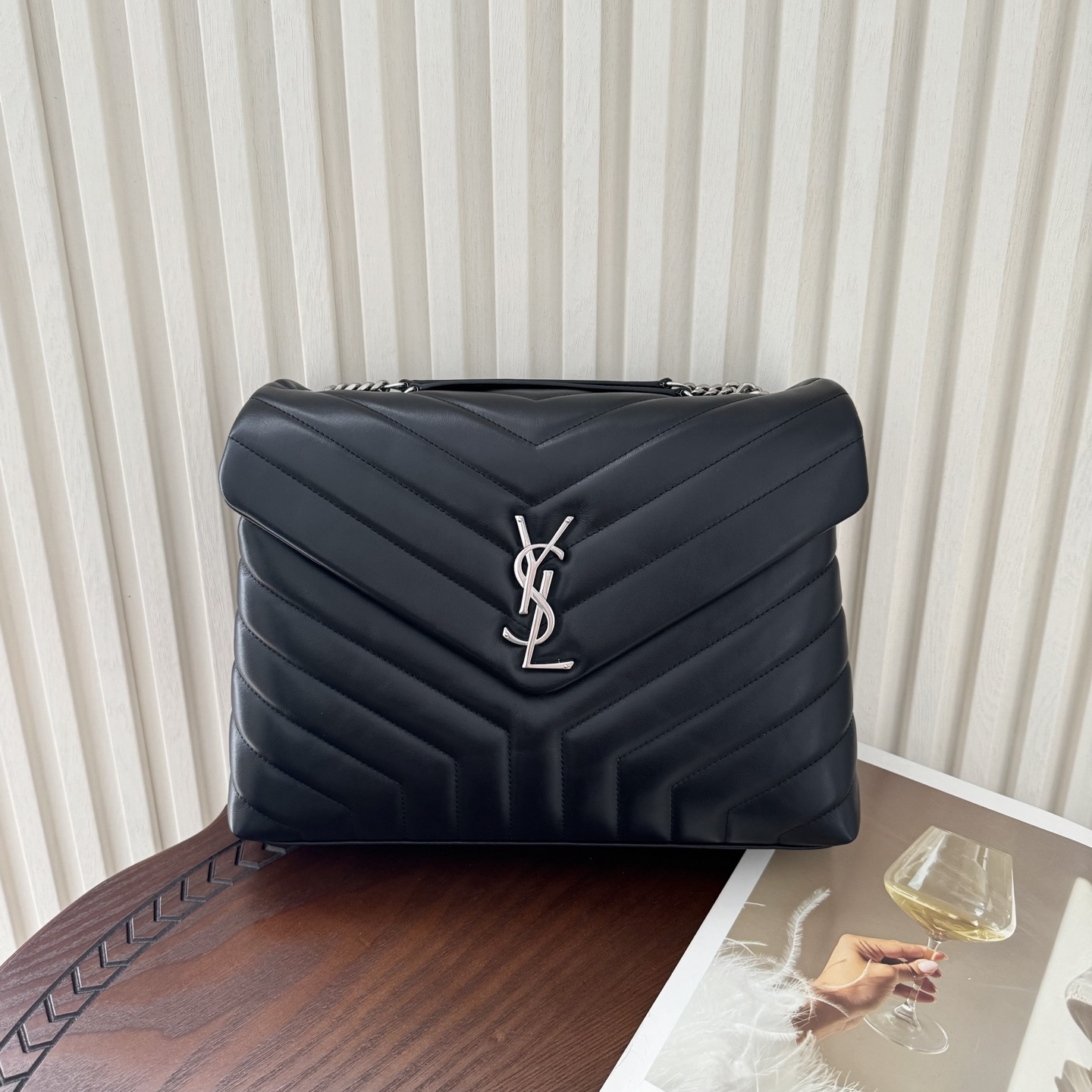 全套包装！LouLou中号Y字形拼接牛皮邮差包，包型饱满细腻有立体感，休闲时尚搭配尽显高端大气，内里分布