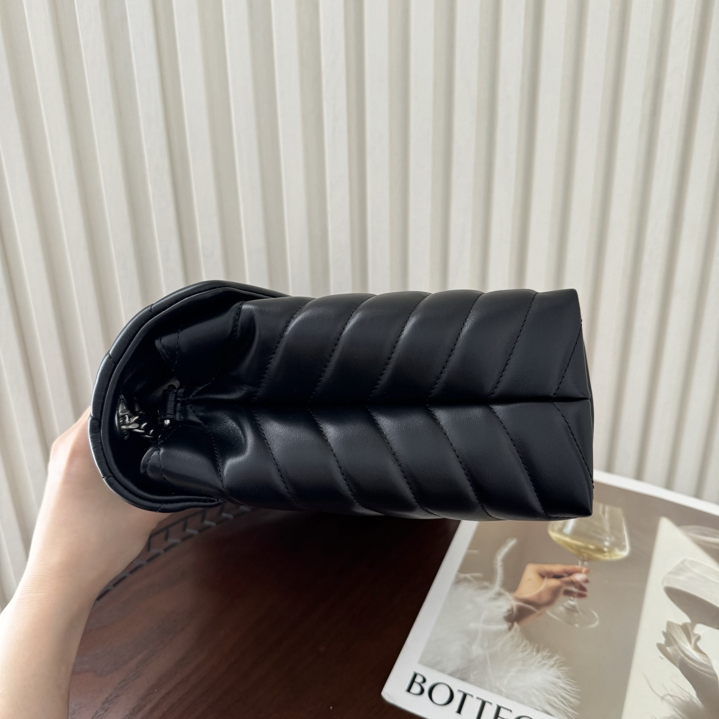 全套包装！LouLou中号Y字形拼接牛皮邮差包，包型饱满细腻有立体感，休闲时尚搭配尽显高端大气，内里分布