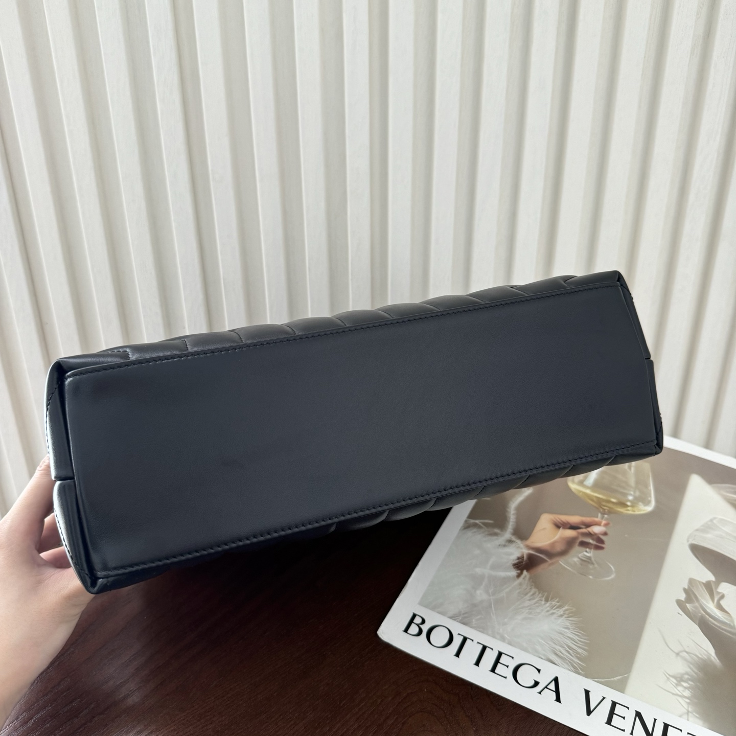 全套包装！LouLou中号Y字形拼接牛皮邮差包，包型饱满细腻有立体感，休闲时尚搭配尽显高端大气，内里分布