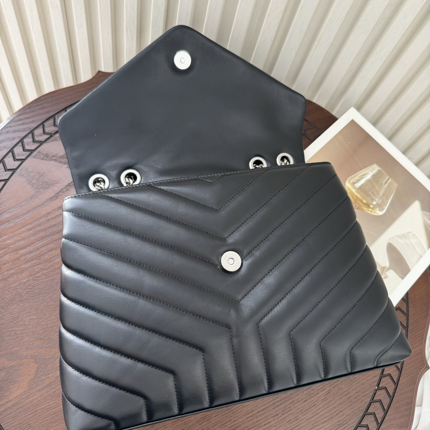 全套包装！LouLou中号Y字形拼接牛皮邮差包，包型饱满细腻有立体感，休闲时尚搭配尽显高端大气，内里分布