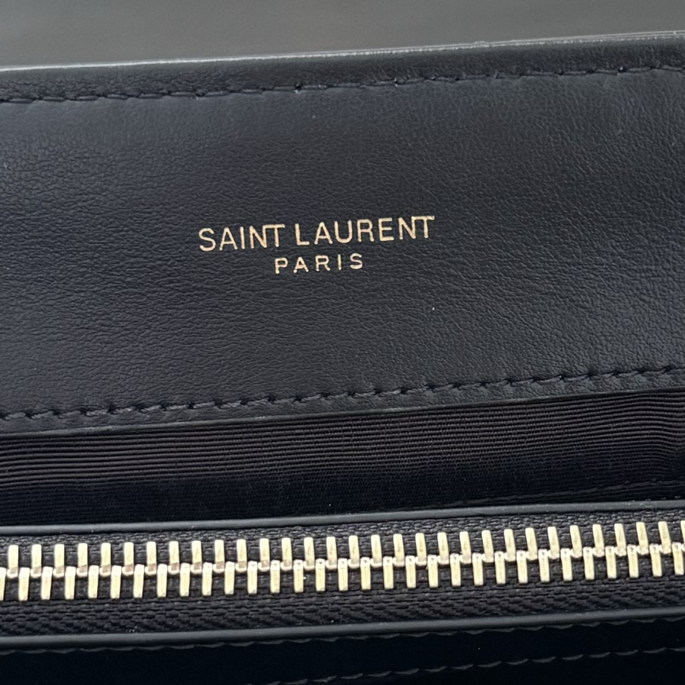 全套包装！LouLou中号Y字形拼接牛皮邮差包，包型饱满细腻有立体感，休闲时尚搭配尽显高端大气，内里分布