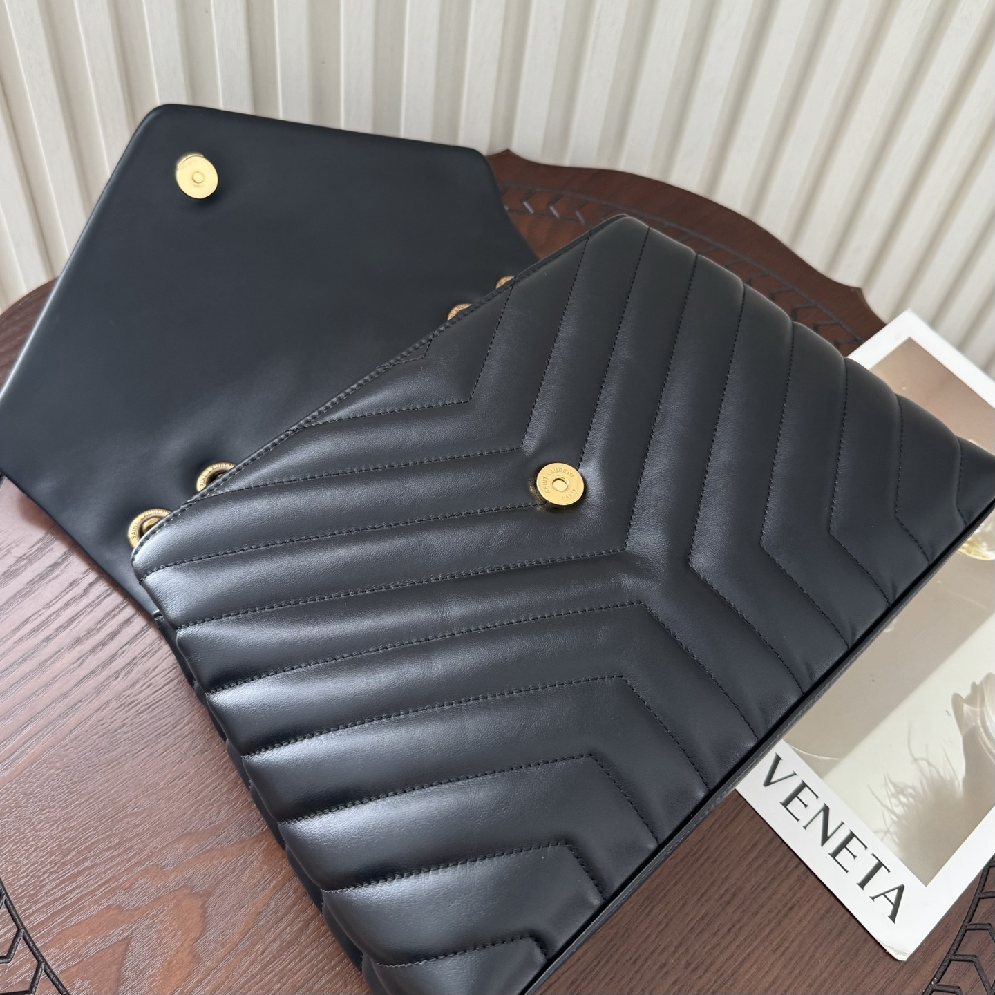 全套包装！LouLou中号Y字形拼接牛皮邮差包，包型饱满细腻有立体感，休闲时尚搭配尽显高端大气，内里分布