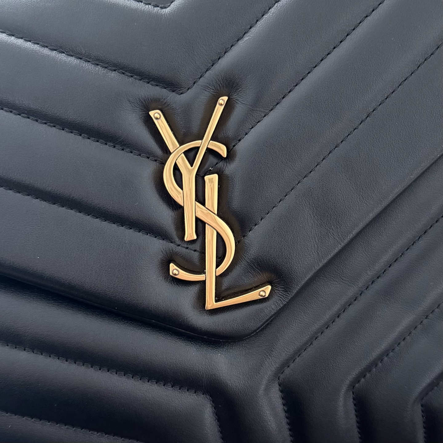 全套包装！LouLou中号Y字形拼接牛皮邮差包，包型饱满细腻有立体感，休闲时尚搭配尽显高端大气，内里分布