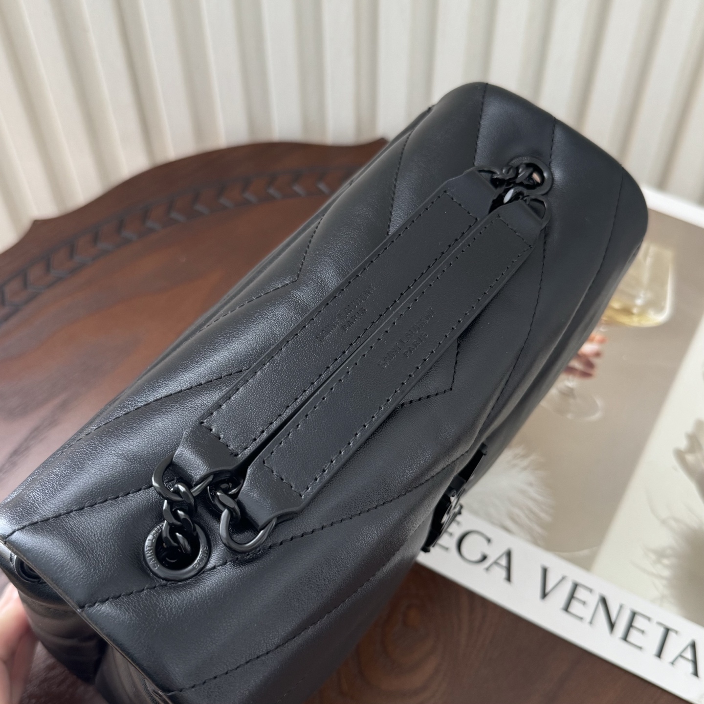 全套包装！LouLou小号Y字形拼接牛皮邮差包，包型饱满细腻有立体感，休闲时尚搭配尽显高端大气，内里分布