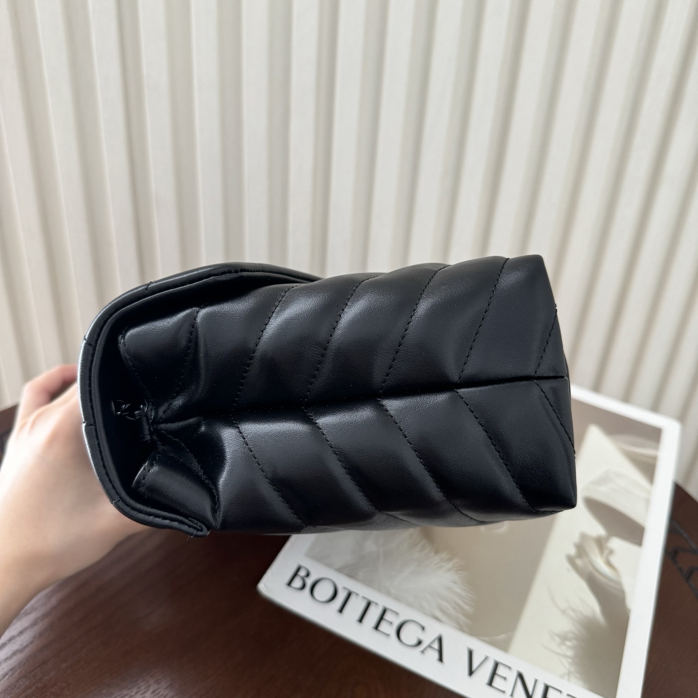 全套包装！LouLou小号Y字形拼接牛皮邮差包，包型饱满细腻有立体感，休闲时尚搭配尽显高端大气，内里分布