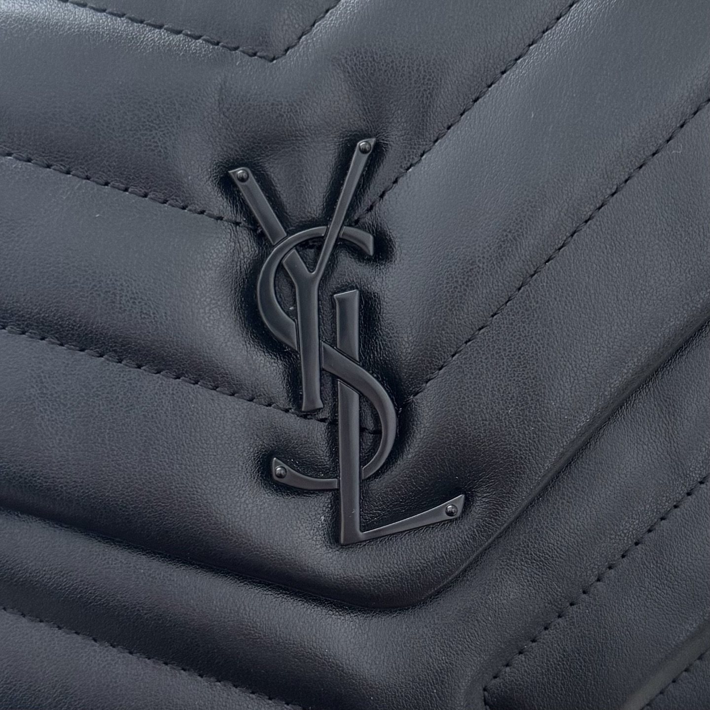 全套包装！LouLou小号Y字形拼接牛皮邮差包，包型饱满细腻有立体感，休闲时尚搭配尽显高端大气，内里分布