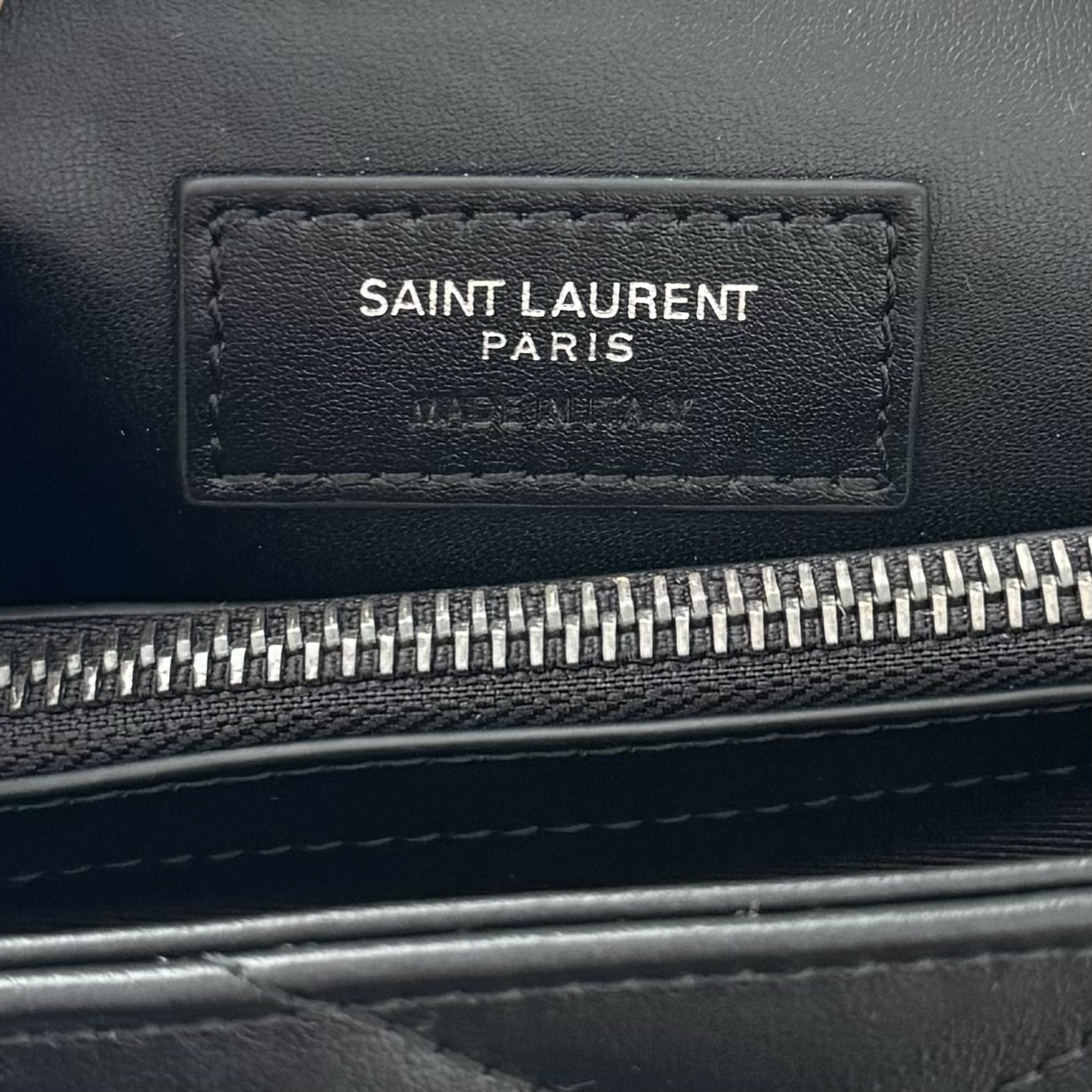 全套包装！LouLou小号Y字形拼接牛皮邮差包，包型饱满细腻有立体感，休闲时尚搭配尽显高端大气，内里分布