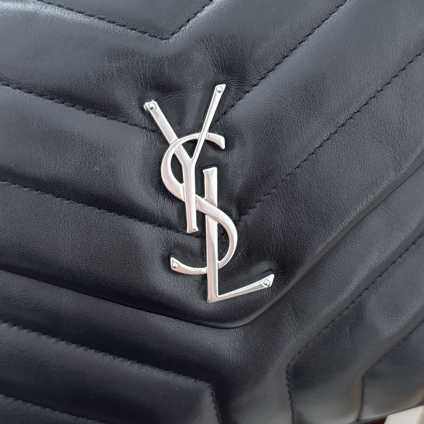 全套包装！LouLou小号Y字形拼接牛皮邮差包，包型饱满细腻有立体感，休闲时尚搭配尽显高端大气，内里分布