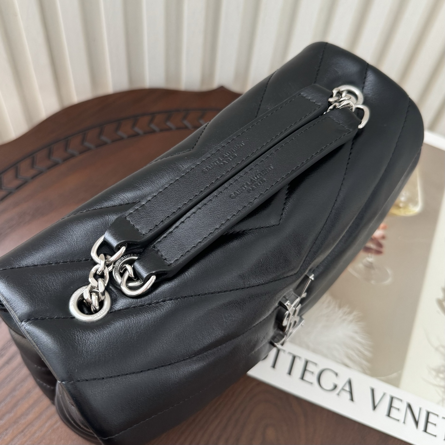 全套包装！LouLou小号Y字形拼接牛皮邮差包，包型饱满细腻有立体感，休闲时尚搭配尽显高端大气，内里分布