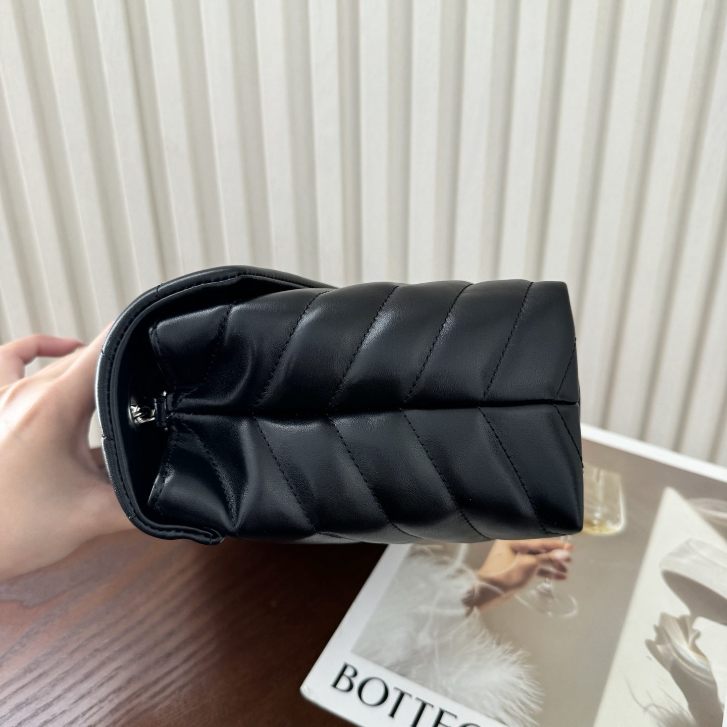 全套包装！LouLou小号Y字形拼接牛皮邮差包，包型饱满细腻有立体感，休闲时尚搭配尽显高端大气，内里分布