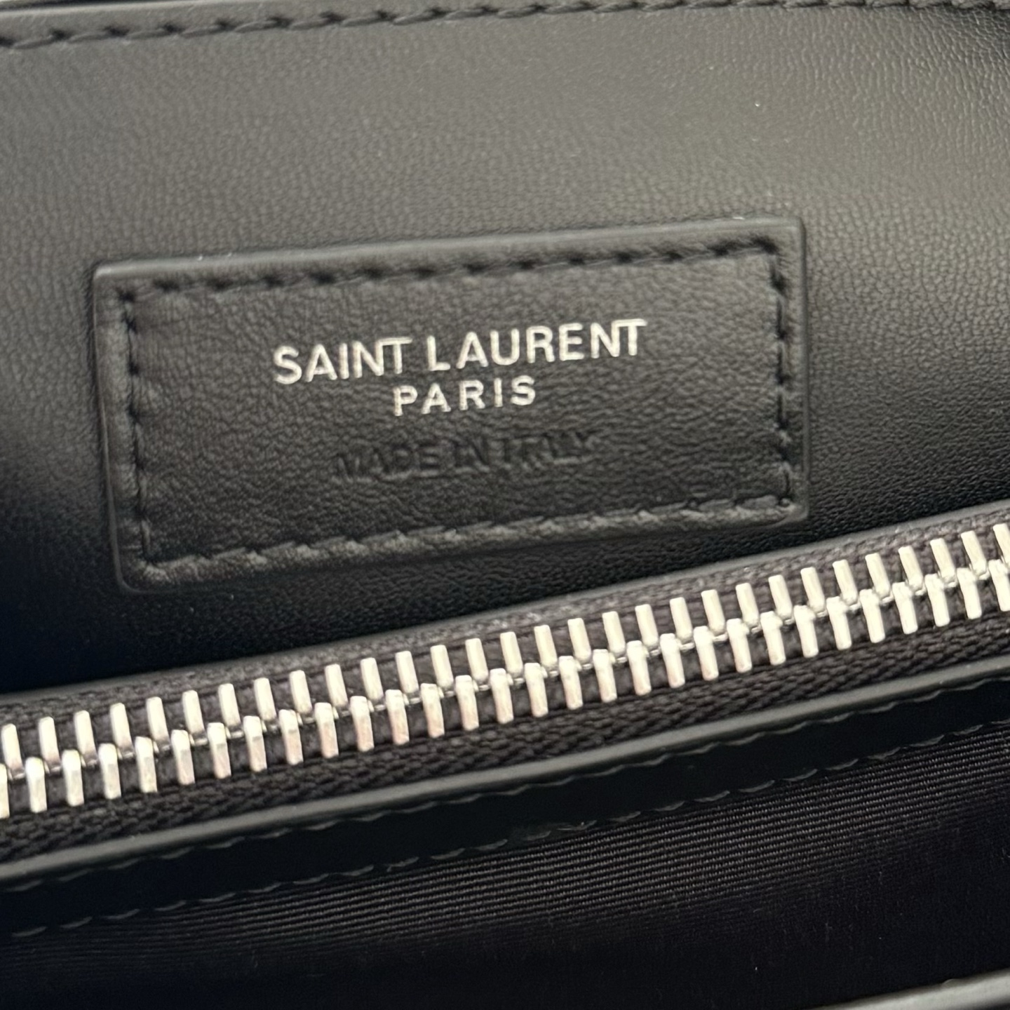 全套包装！LouLou小号Y字形拼接牛皮邮差包，包型饱满细腻有立体感，休闲时尚搭配尽显高端大气，内里分布