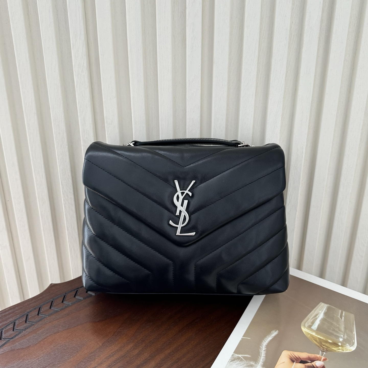 全套包装！LouLou小号Y字形拼接牛皮邮差包，包型饱满细腻有立体感，休闲时尚搭配尽显高端大气，内里分布