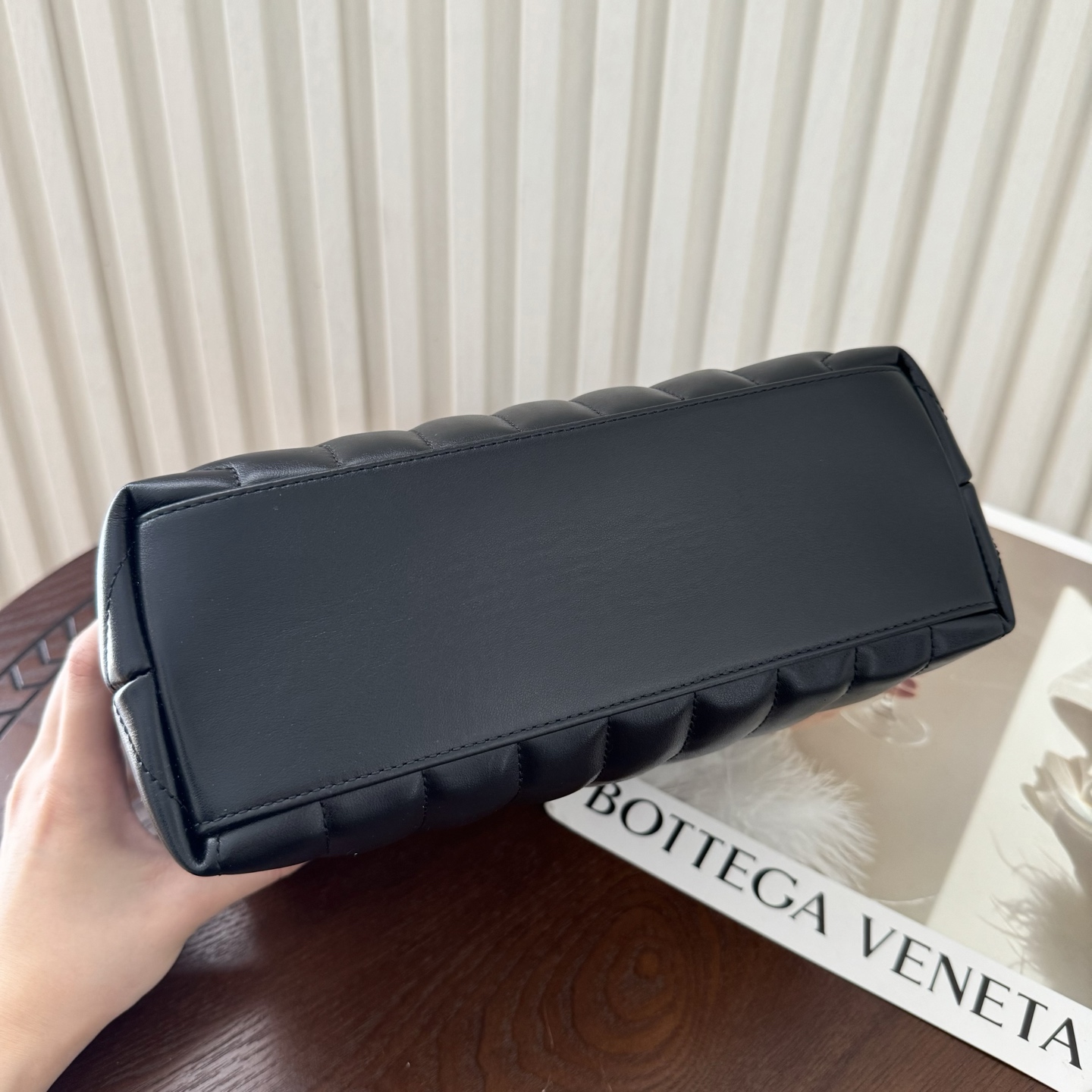 全套包装！LouLou小号Y字形拼接牛皮邮差包，包型饱满细腻有立体感，休闲时尚搭配尽显高端大气，内里分布