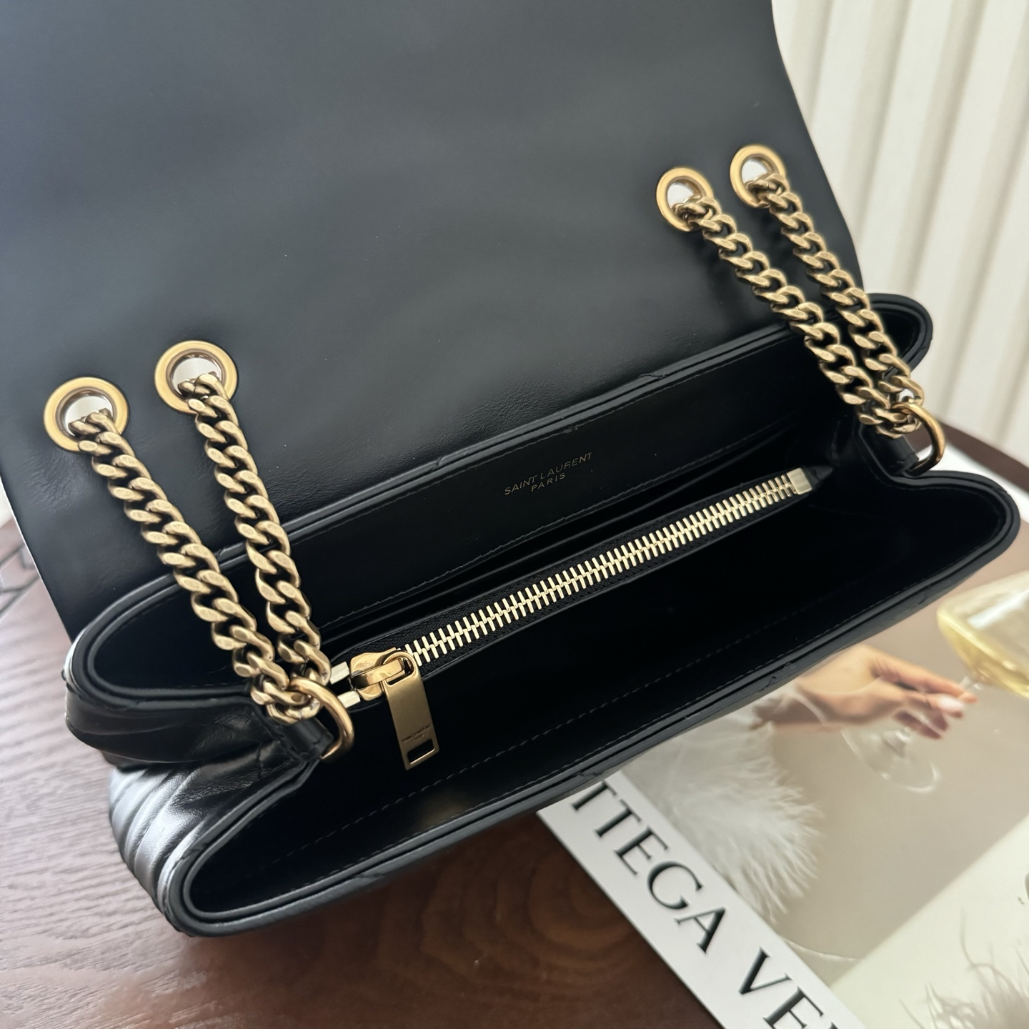 全套包装！LouLou小号Y字形拼接牛皮邮差包，包型饱满细腻有立体感，休闲时尚搭配尽显高端大气，内里分布