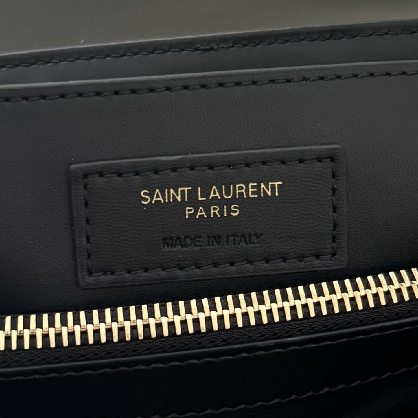 全套包装！LouLou小号Y字形拼接牛皮邮差包，包型饱满细腻有立体感，休闲时尚搭配尽显高端大气，内里分布