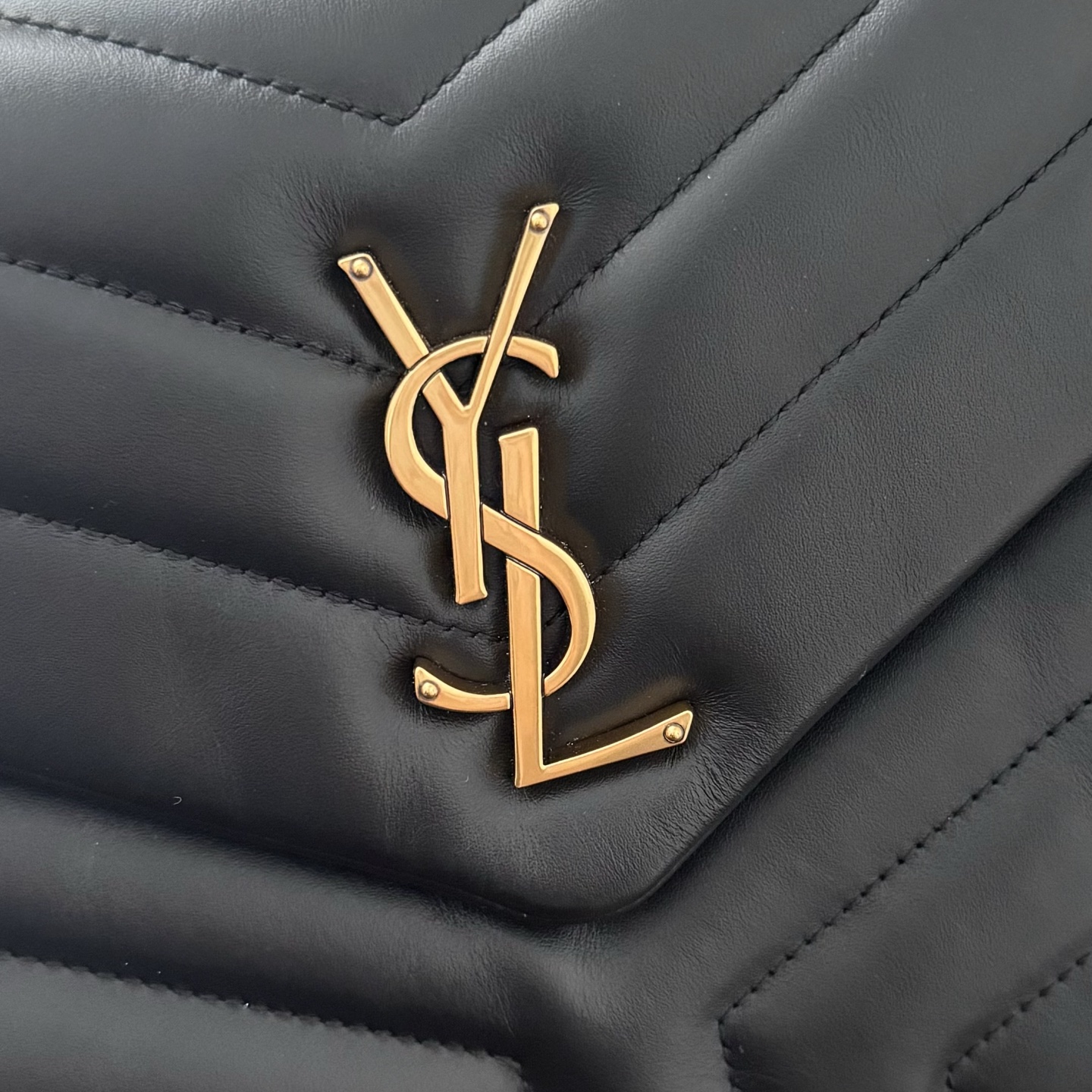 全套包装！LouLou小号Y字形拼接牛皮邮差包，包型饱满细腻有立体感，休闲时尚搭配尽显高端大气，内里分布