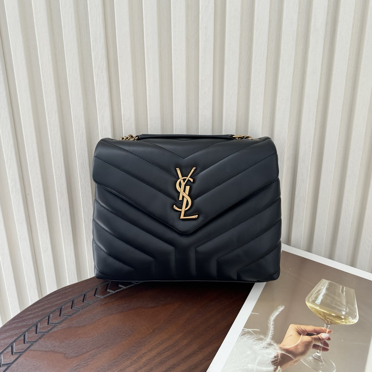 全套包装！LouLou小号Y字形拼接牛皮邮差包，包型饱满细腻有立体感，休闲时尚搭配尽显高端大气，内里分布