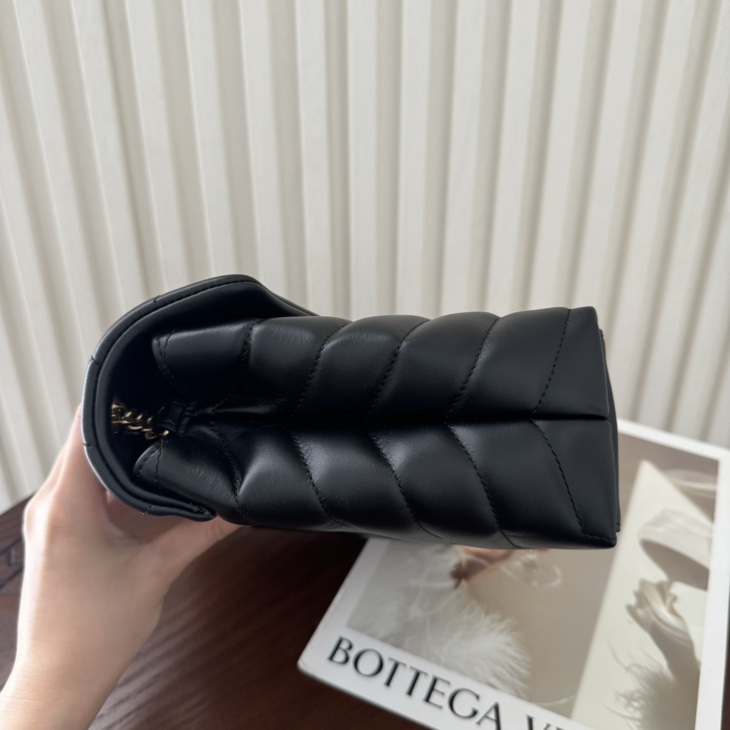 全套包装！LouLou小号Y字形拼接牛皮邮差包，包型饱满细腻有立体感，休闲时尚搭配尽显高端大气，内里分布