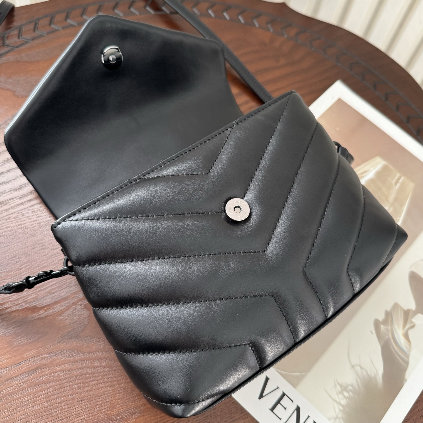 全套包装！LouLou迷你号Y字形拼接牛皮邮差包，包型饱满细腻有立体感，休闲时尚搭配尽显高端大气，内里分