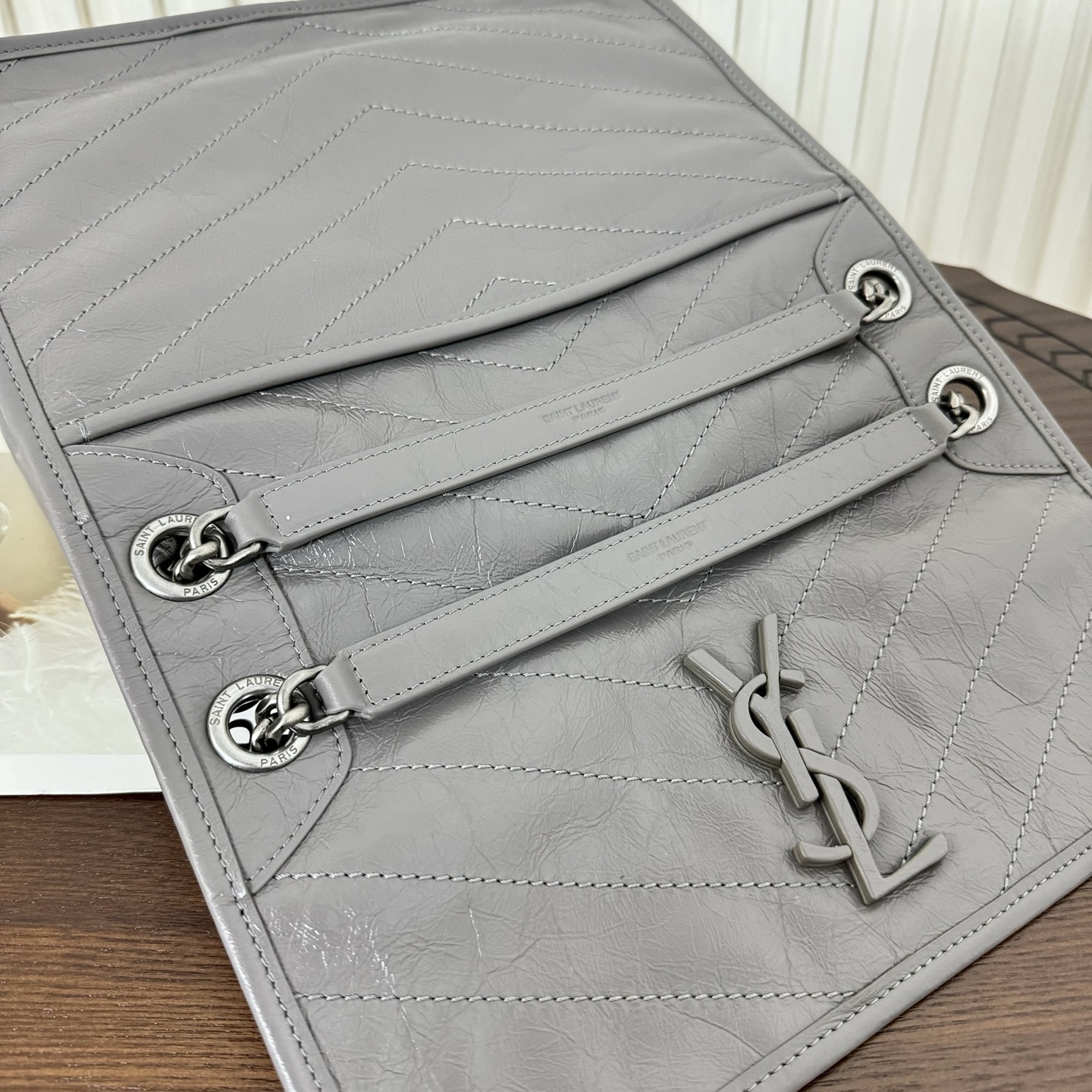 全套包装！型号:，尺寸:28-20-8.5cm！Niki新版，链条新增两个D扣，承受能力更强大！油蜡抓皱