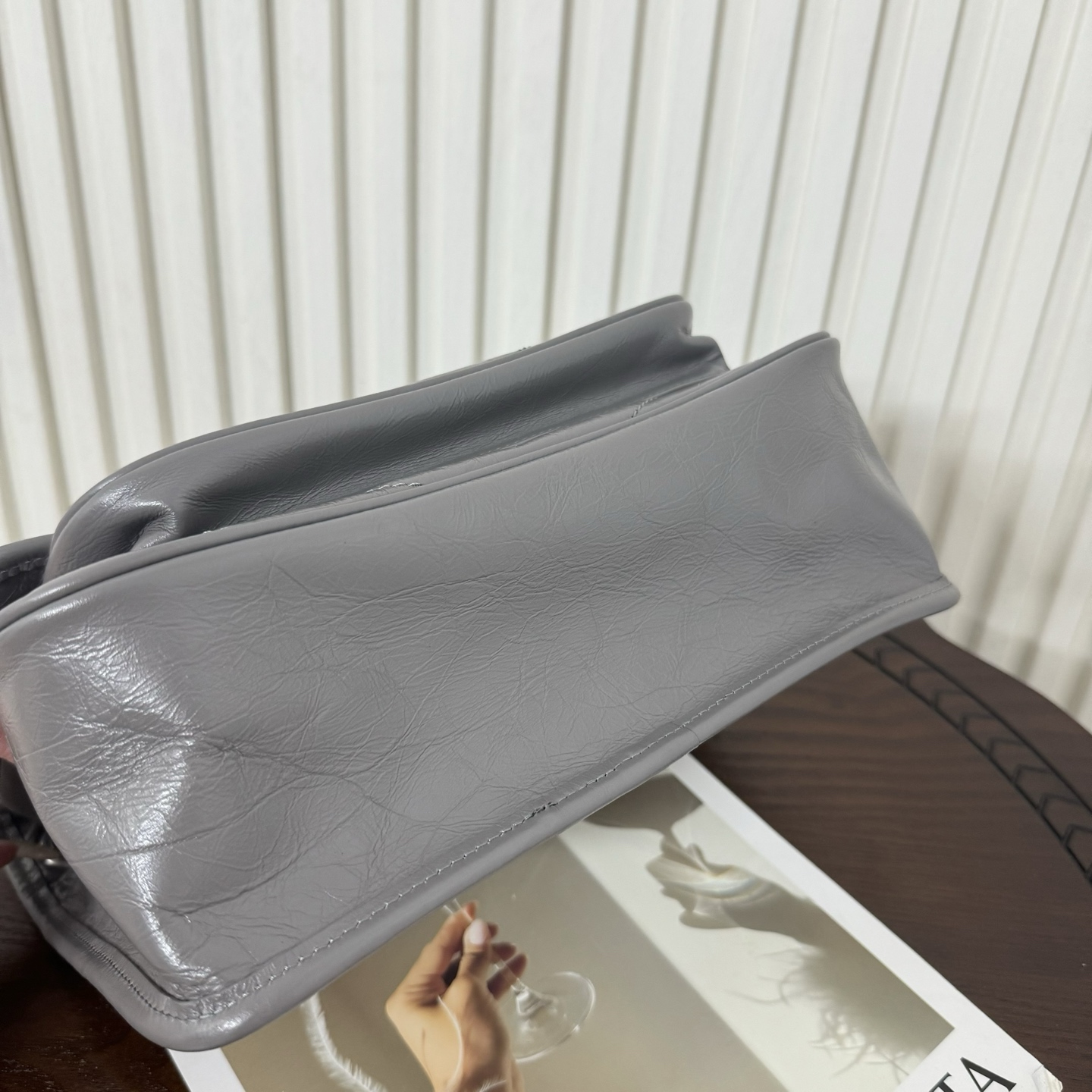 全套包装！型号:，尺寸:28-20-8.5cm！Niki新版，链条新增两个D扣，承受能力更强大！油蜡抓皱