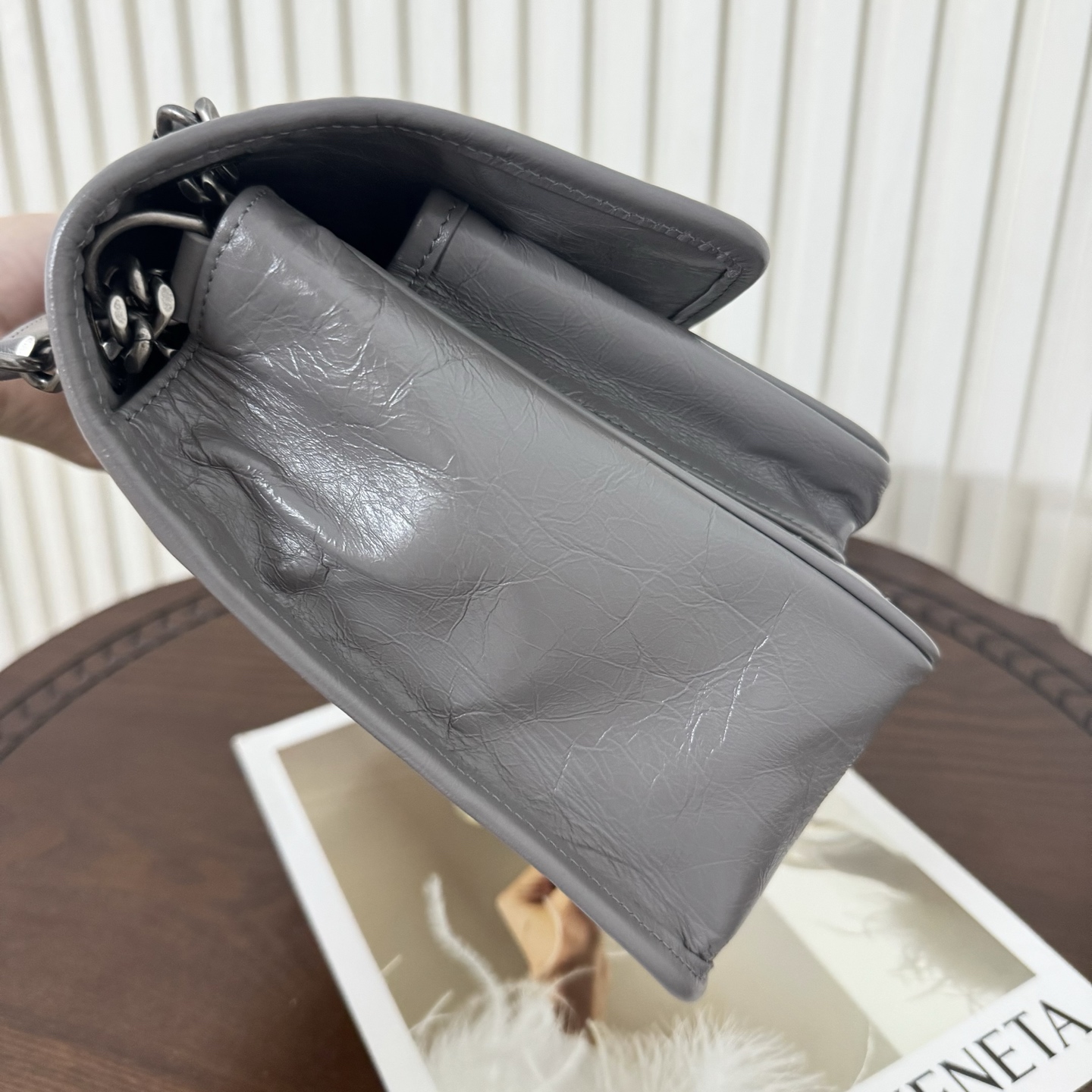 全套包装！型号:，尺寸:28-20-8.5cm！Niki新版，链条新增两个D扣，承受能力更强大！油蜡抓皱