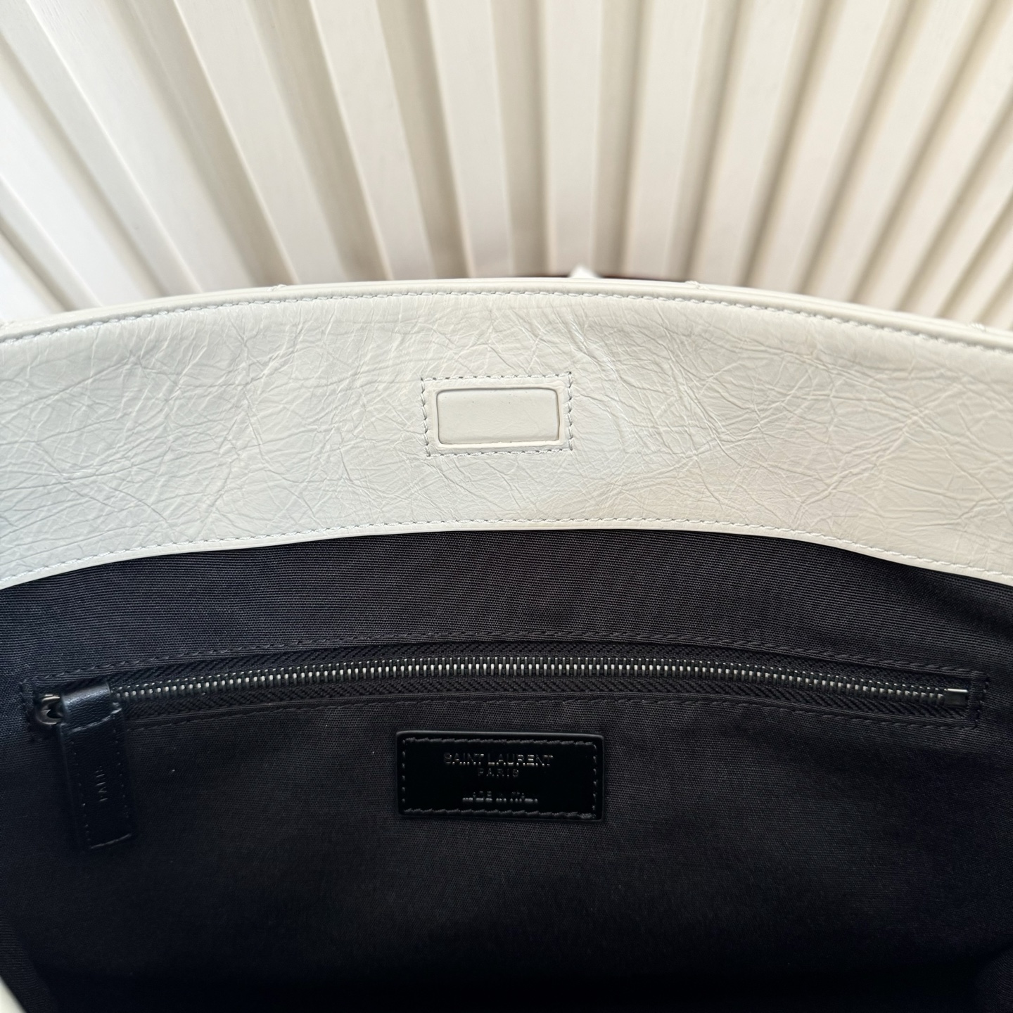 全套包装！Niki shopping bag，延续Niki风格采用抓皱油蜡原厂牛皮及logo使用真皮包裹