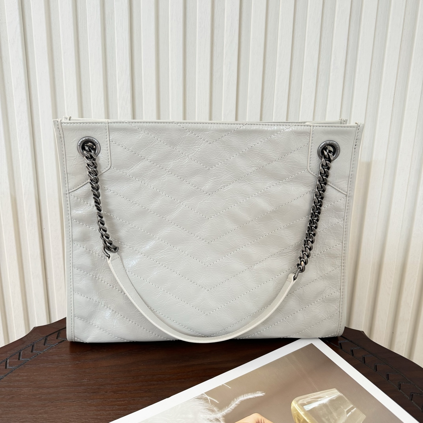 全套包装！Niki shopping bag，延续Niki风格采用抓皱油蜡原厂牛皮及logo使用真皮包裹