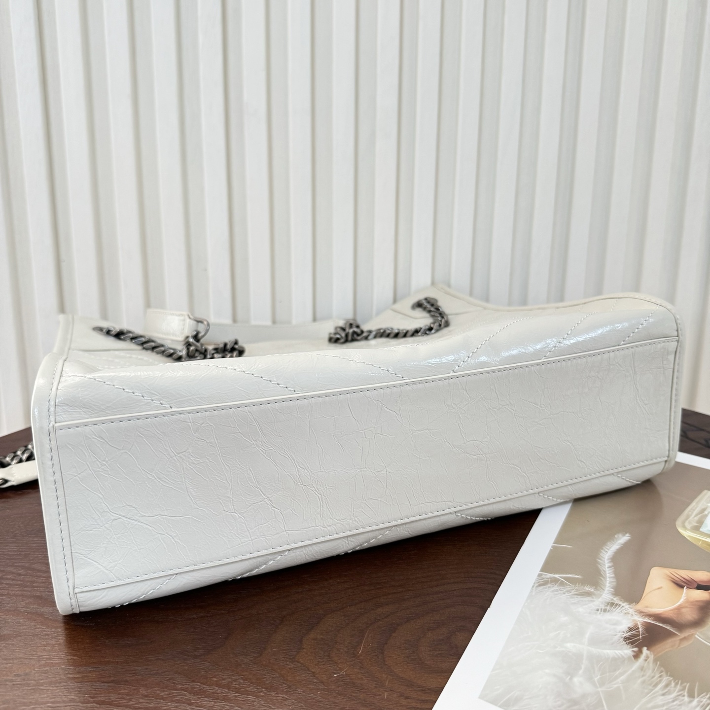 全套包装！Niki shopping bag，延续Niki风格采用抓皱油蜡原厂牛皮及logo使用真皮包裹