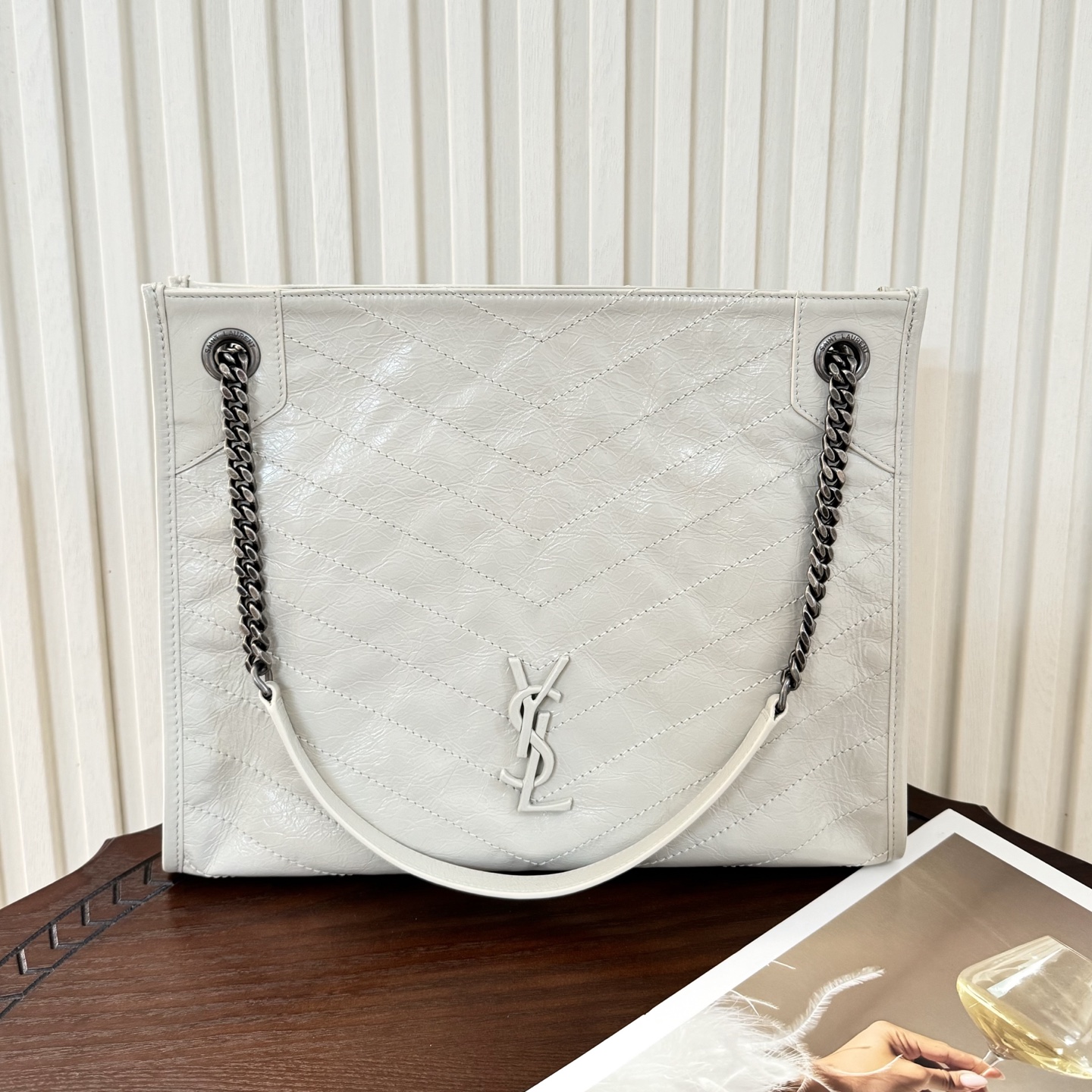 全套包装！Niki shopping bag，延续Niki风格采用抓皱油蜡原厂牛皮及logo使用真皮包裹