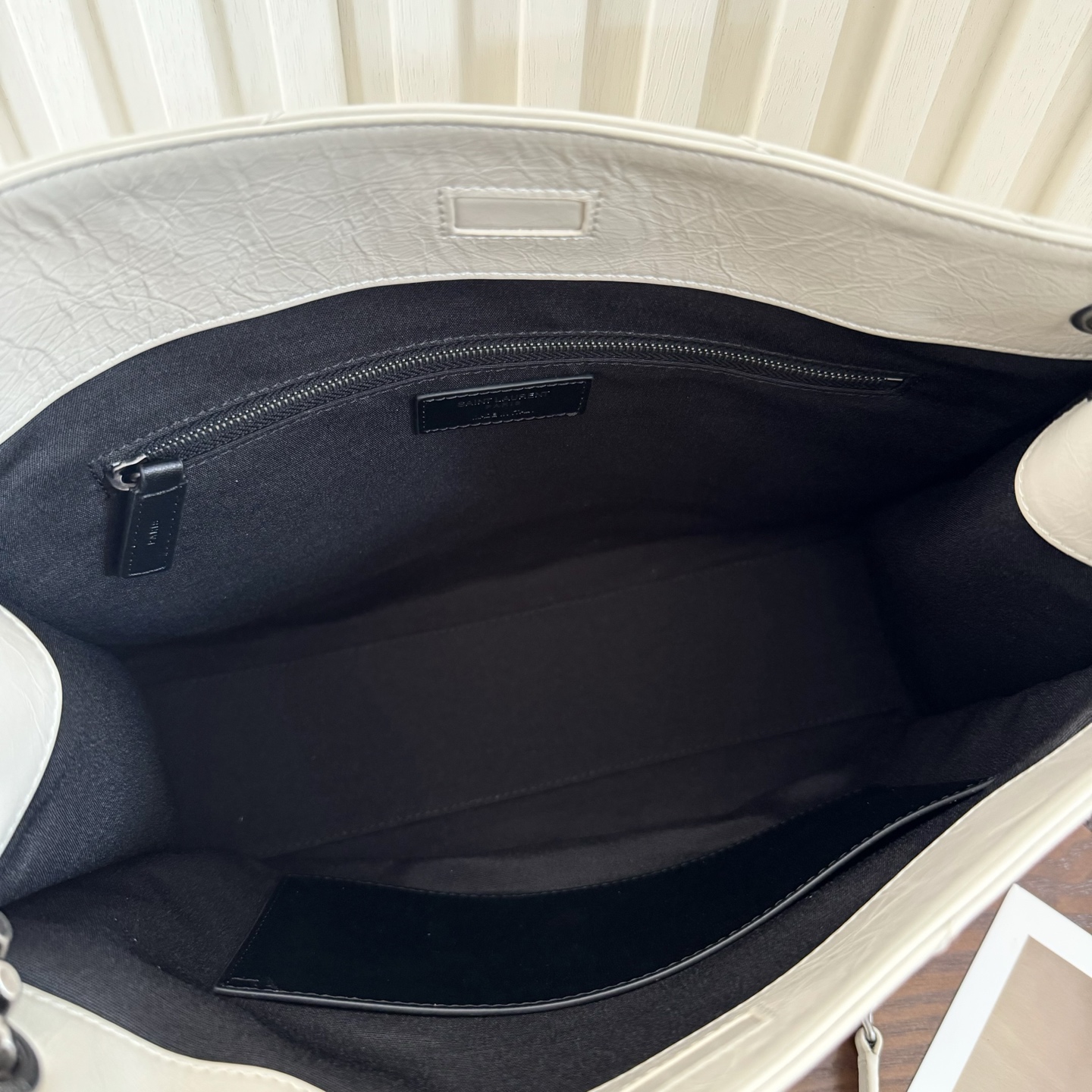 全套包装！Niki shopping bag，延续Niki风格采用抓皱油蜡原厂牛皮及logo使用真皮包裹