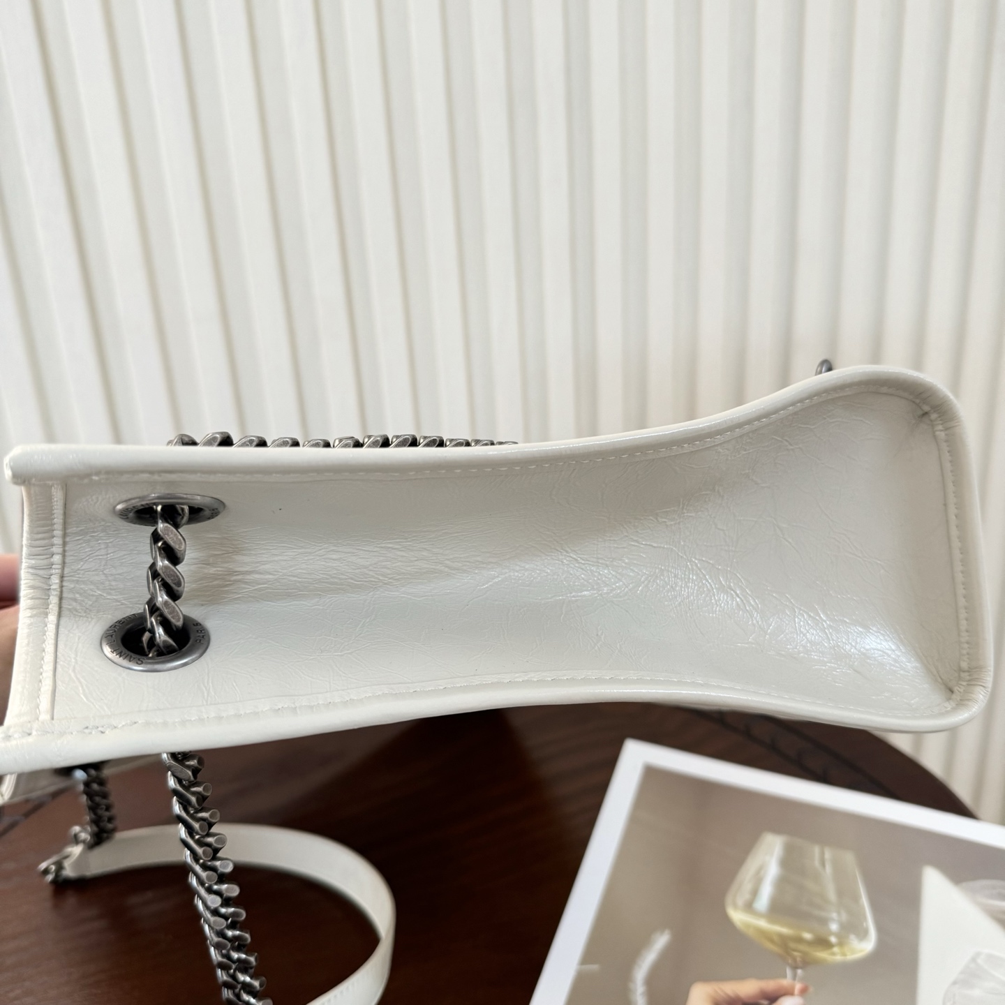 全套包装！Niki shopping bag，延续Niki风格采用抓皱油蜡原厂牛皮及logo使用真皮包裹