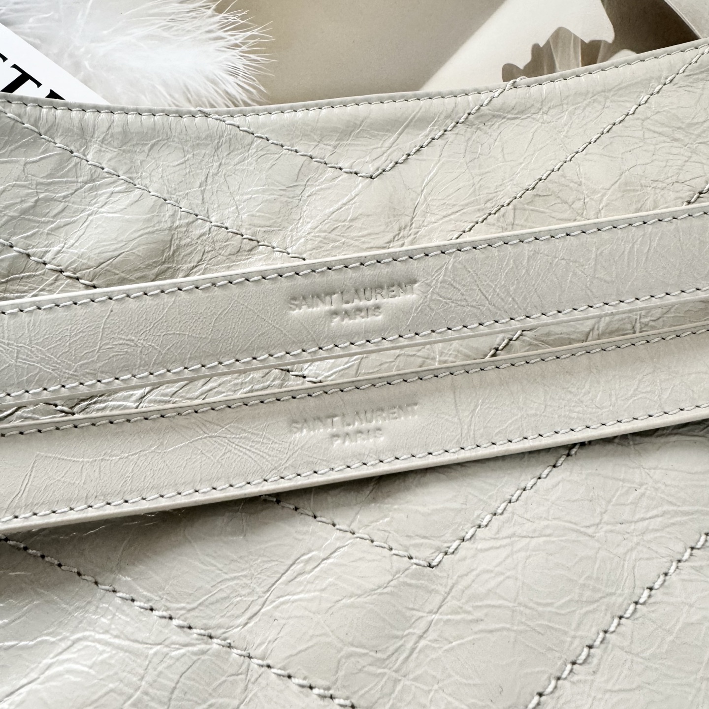 全套包装！Niki shopping bag，延续Niki风格采用抓皱油蜡原厂牛皮及logo使用真皮包裹