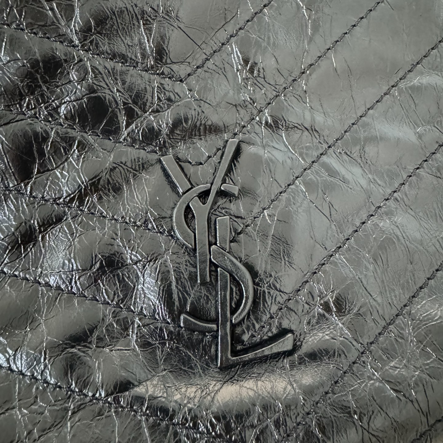 全套包装！Niki shopping bag，延续Niki风格采用抓皱油蜡原厂牛皮及logo使用真皮包裹