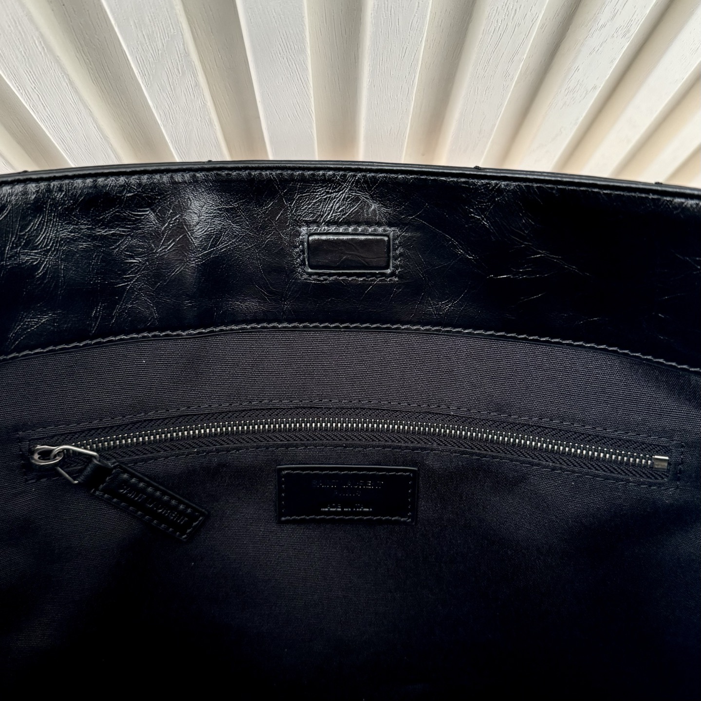 全套包装！Niki shopping bag，延续Niki风格采用抓皱油蜡原厂牛皮及logo使用真皮包裹