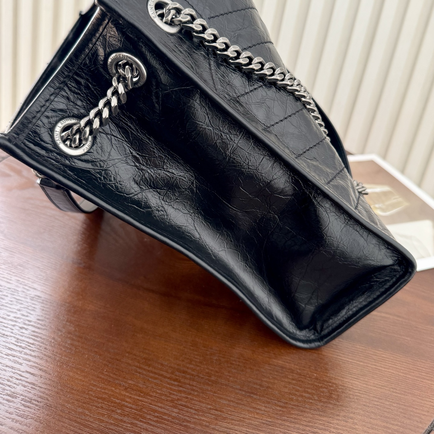 全套包装！Niki shopping bag，延续Niki风格采用抓皱油蜡原厂牛皮及logo使用真皮包裹