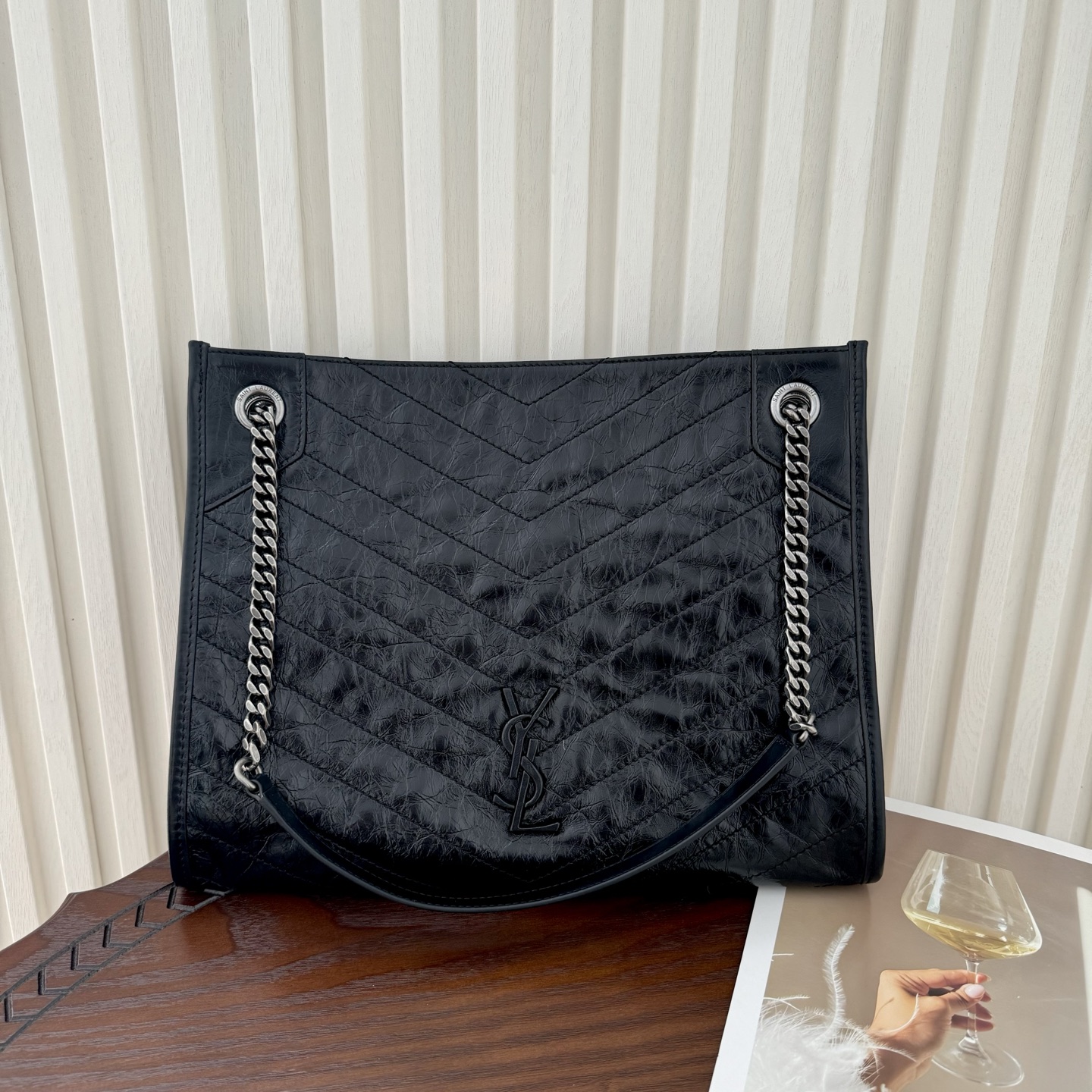 全套包装！Niki shopping bag，延续Niki风格采用抓皱油蜡原厂牛皮及logo使用真皮包裹