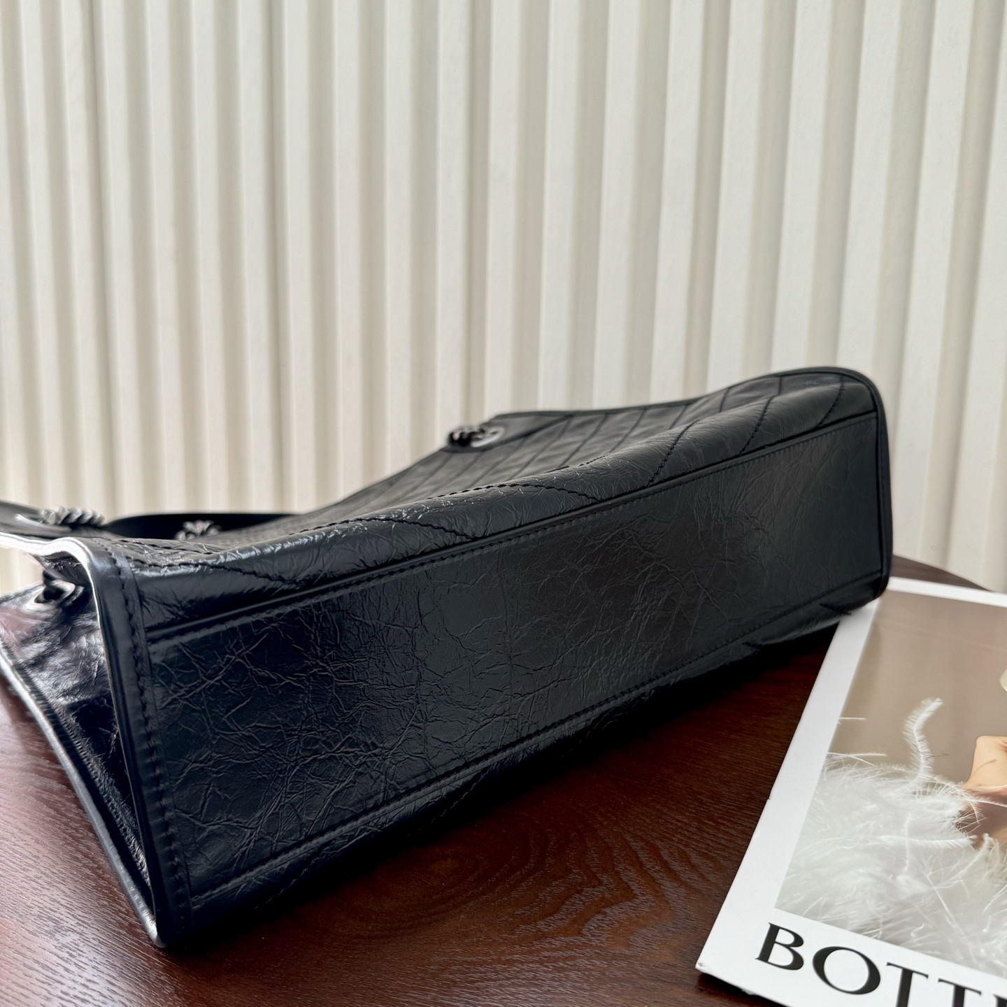 全套包装！Niki shopping bag，延续Niki风格采用抓皱油蜡原厂牛皮及logo使用真皮包裹