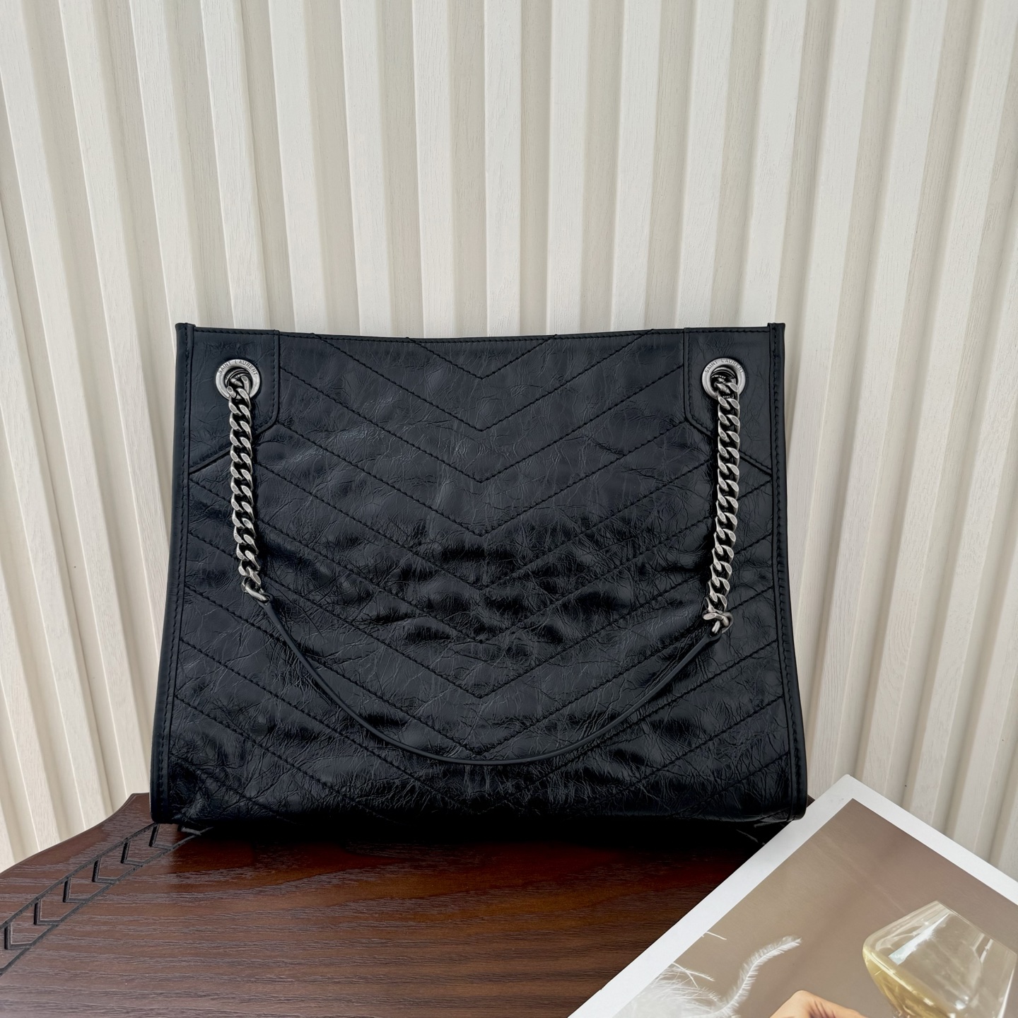 全套包装！Niki shopping bag，延续Niki风格采用抓皱油蜡原厂牛皮及logo使用真皮包裹