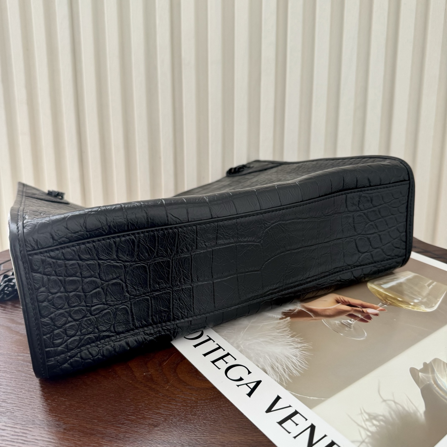 全套包装！Niki shopping bag，延续Niki风格采用原厂牛皮压鳄鱼纹及logo使用真皮包裹