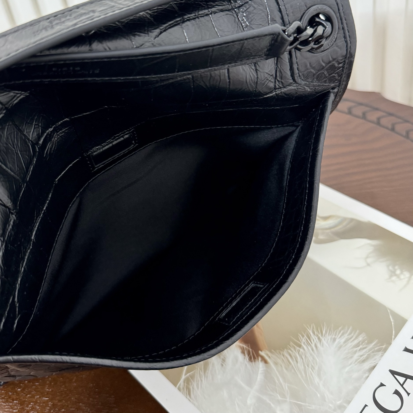 全套包装！型号:，尺寸:28-20-8.5cm！链条新增两个D扣，承受能力更强大！原厂牛皮压鳄鱼纹，皮质