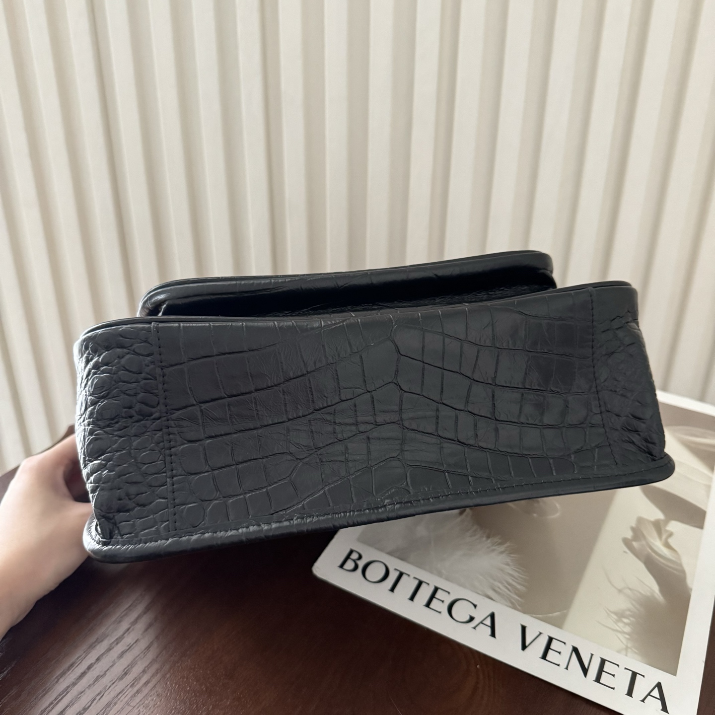 全套包装！型号:，尺寸:28-20-8.5cm！链条新增两个D扣，承受能力更强大！原厂牛皮压鳄鱼纹，皮质