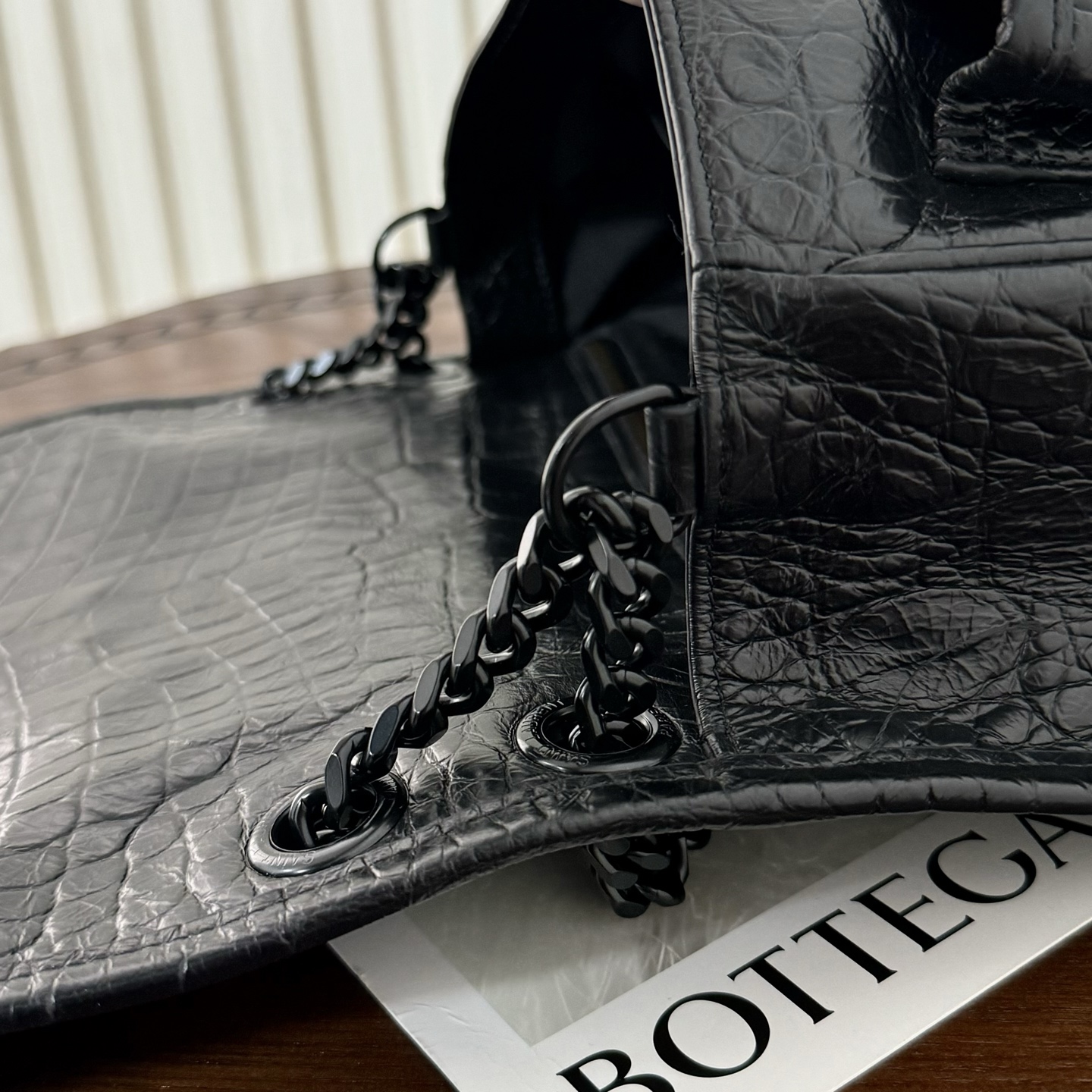 全套包装！型号:，尺寸:28-20-8.5cm！链条新增两个D扣，承受能力更强大！原厂牛皮压鳄鱼纹，皮质